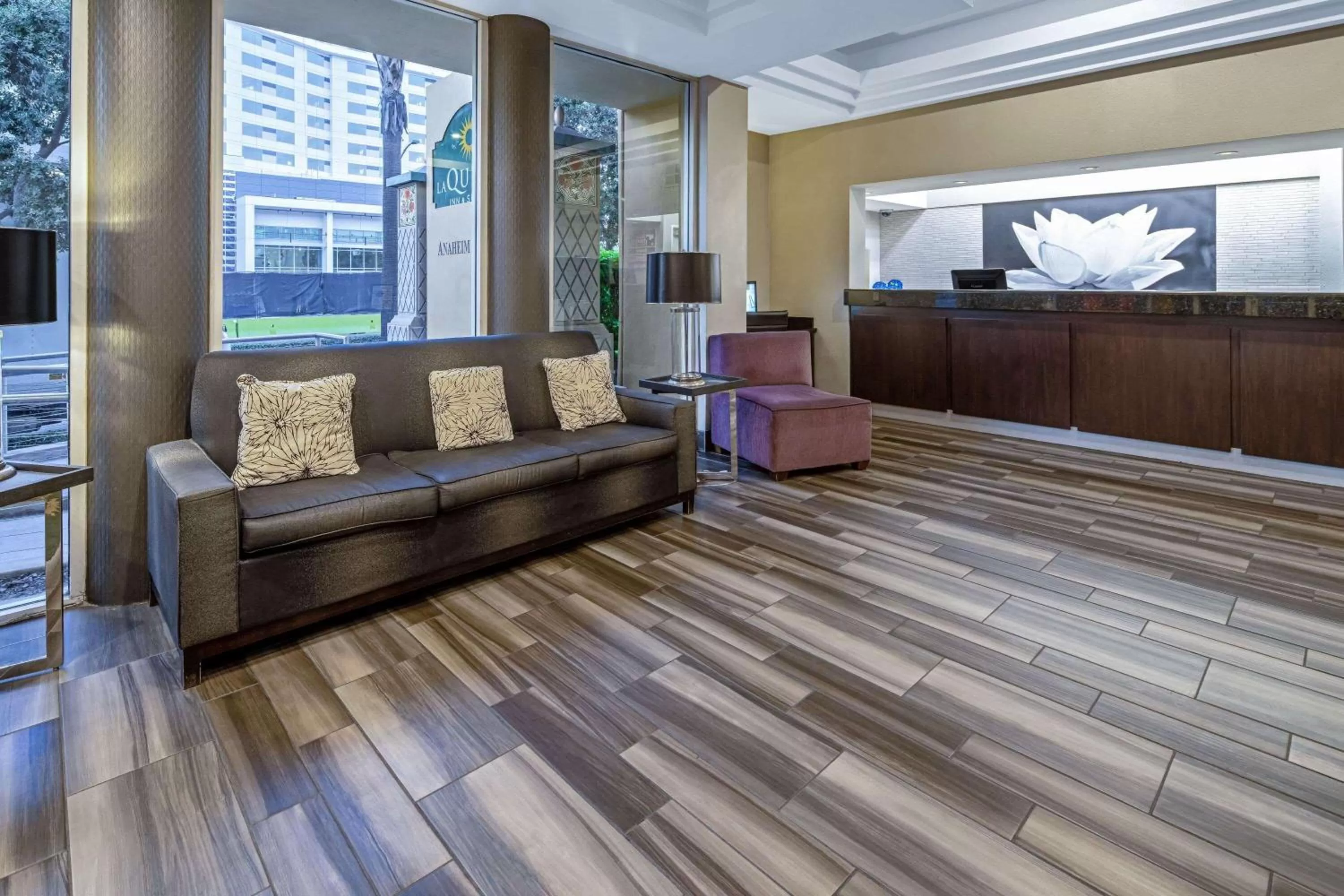 Lobby or reception in La Quinta by Wyndham Anaheim