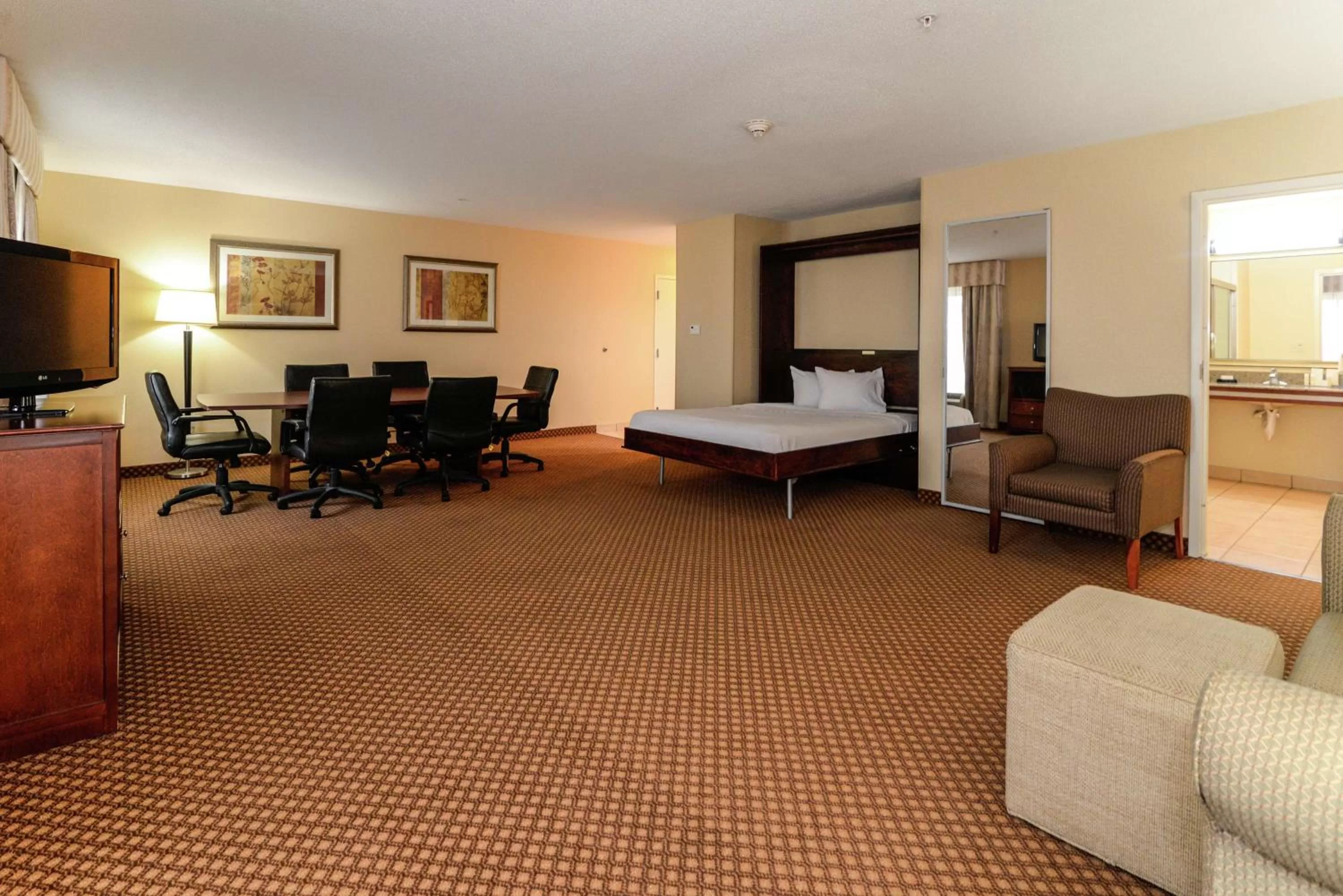 Bedroom, Bed in Hampton Inn & Suites Detroit/Chesterfield