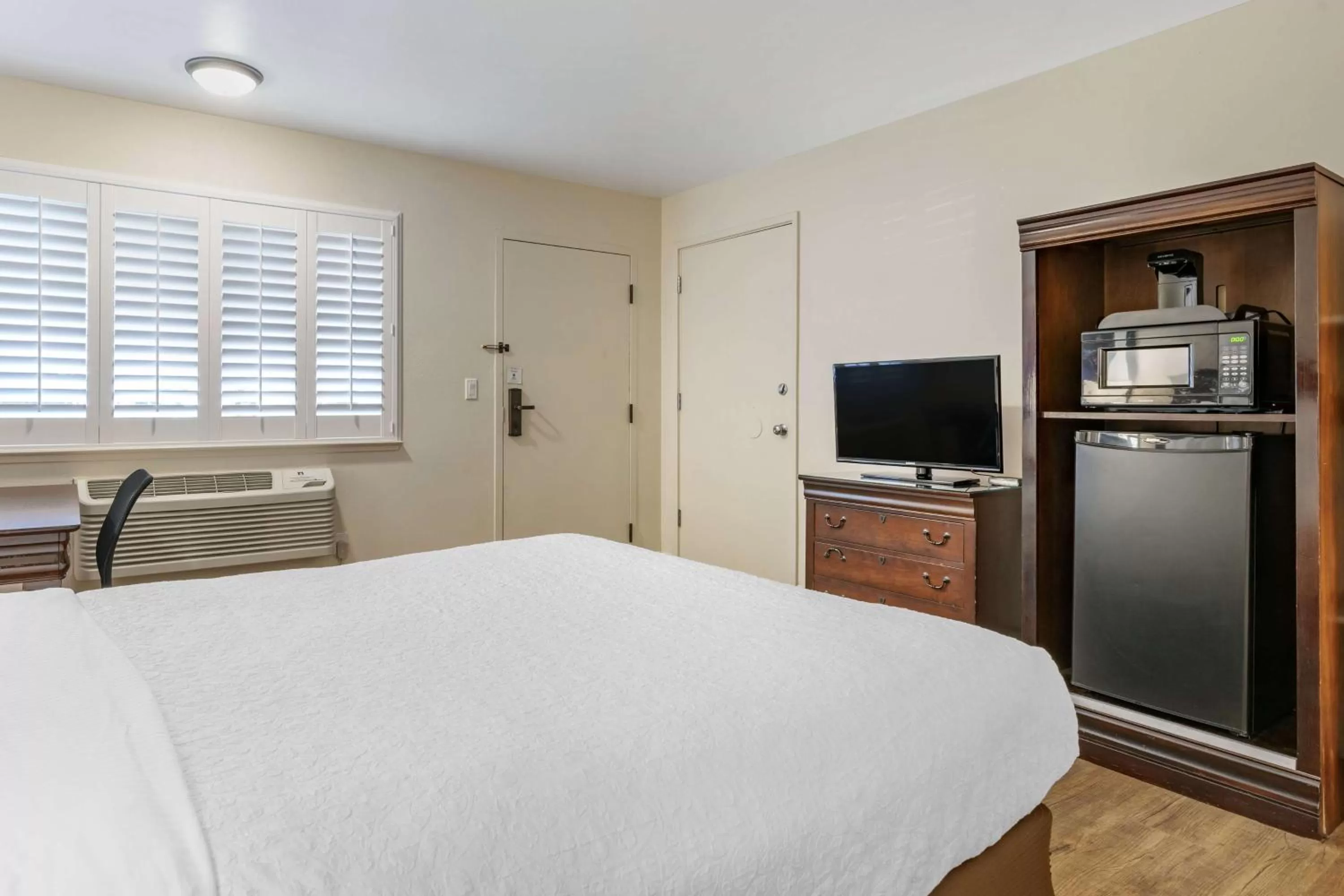 Queen Room - Disability Access - Non-Smoking in Best Western Rose Garden Inn