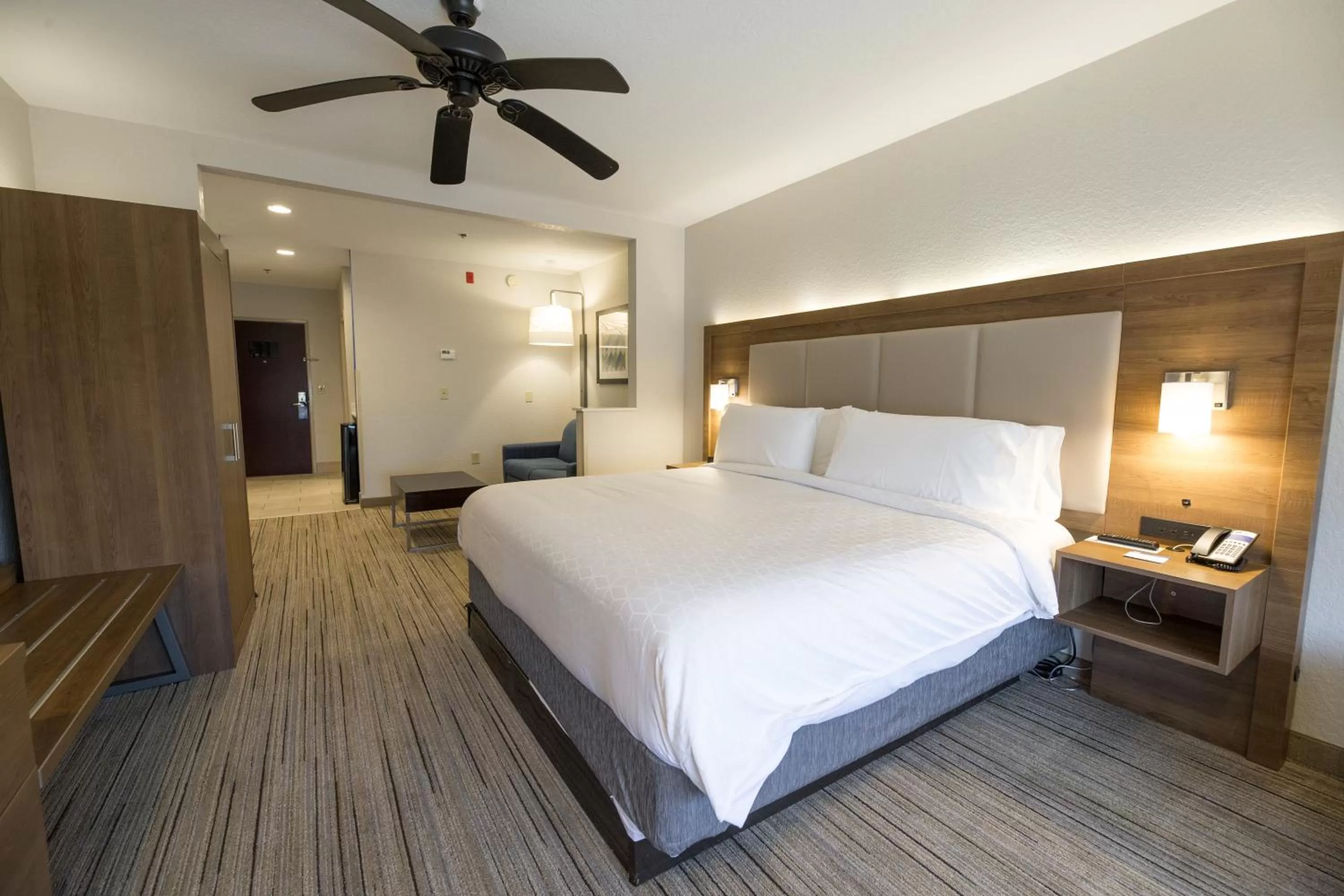Photo of the whole room, Bed in Holiday Inn Express Hotel & Suites Clinton by IHG