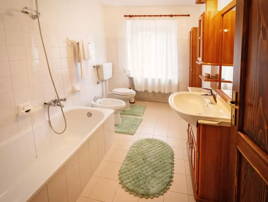 One-Bedroom Apartment (2 - 4 Adults) in Albergo Diffuso Tolmezzo One-Bedroom Apartment (2 - 4 Adults) in Albergo Diffuso Tolmezzo