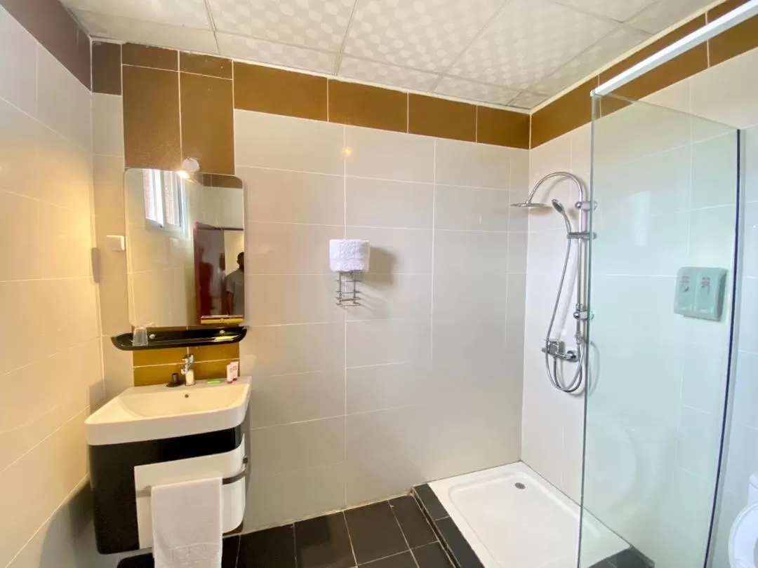 Shower, Bathroom in Fini Hotel Bobende