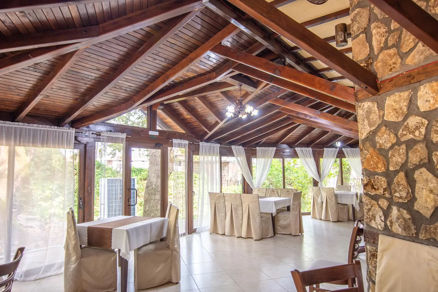 Restaurant/places to eat in Eco Hotel Momata