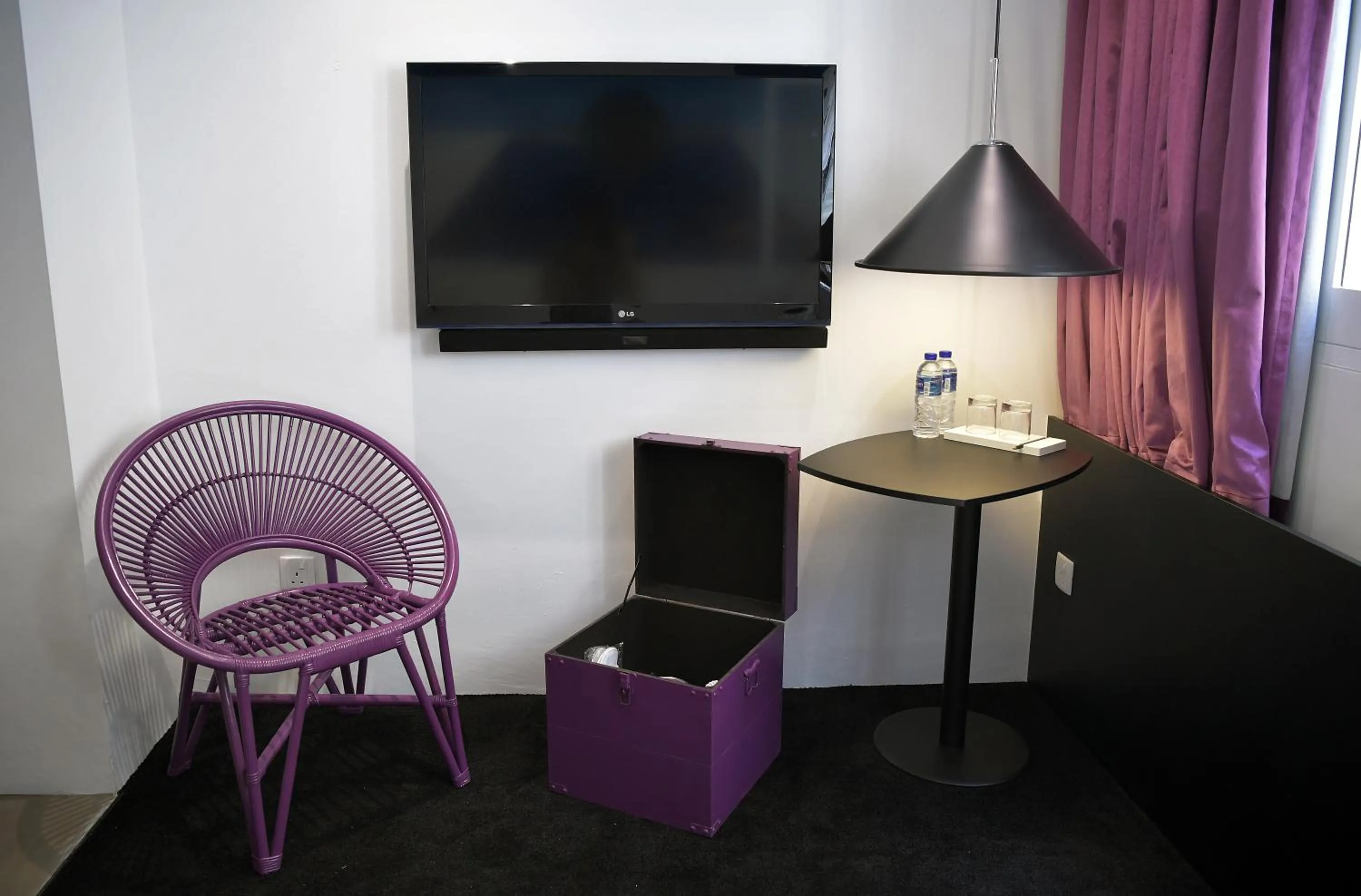 Garden view, TV/Entertainment Center in Hi Hotel