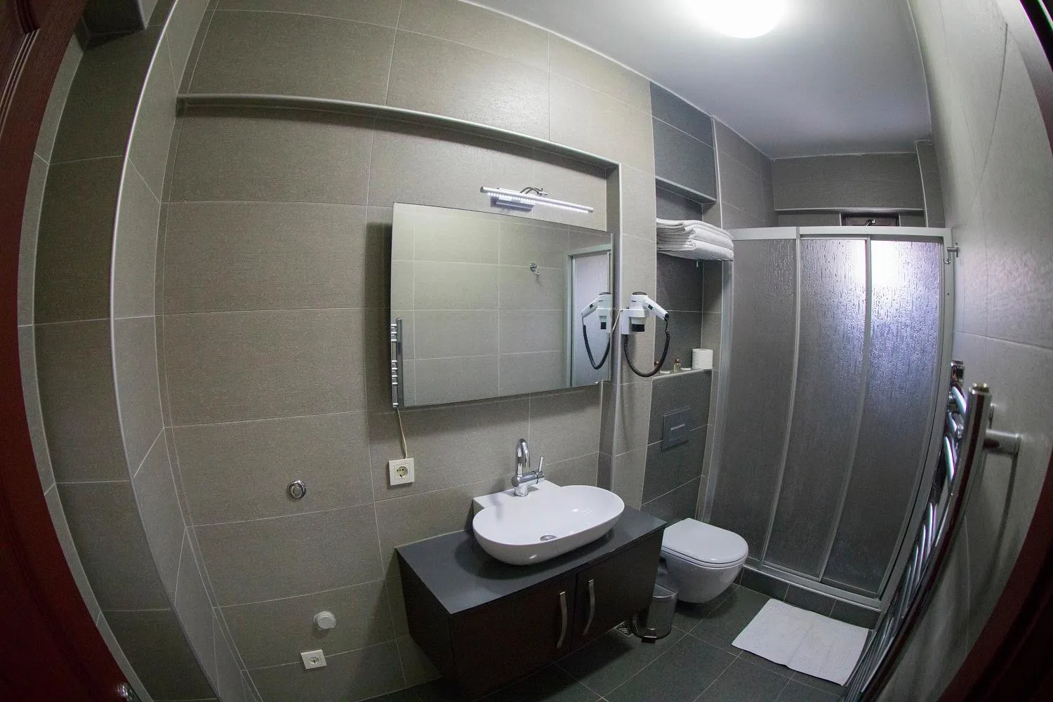 Bathroom in Ramparts Hotel