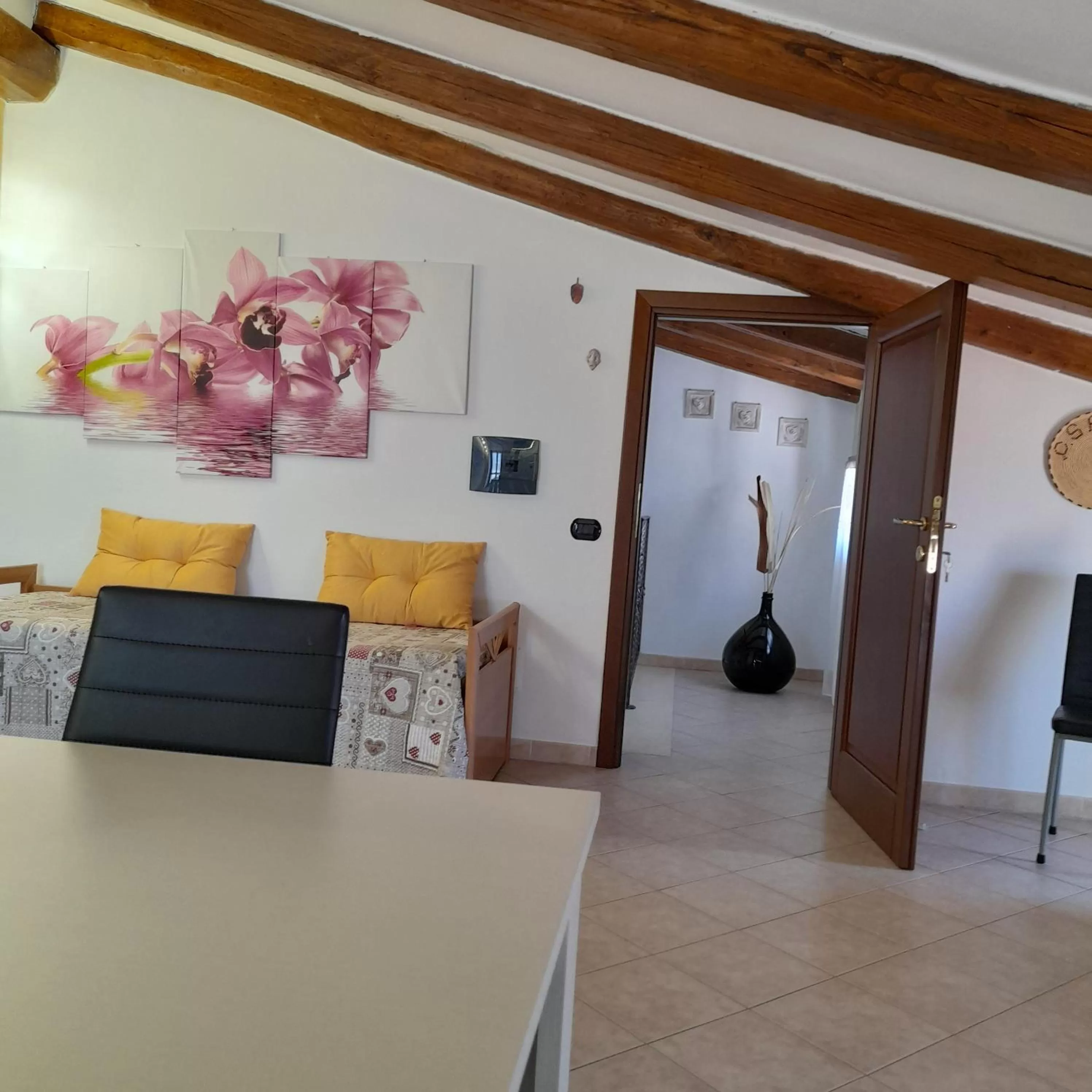 Living room, Bed in La Fortezza casa vacanze & appartament