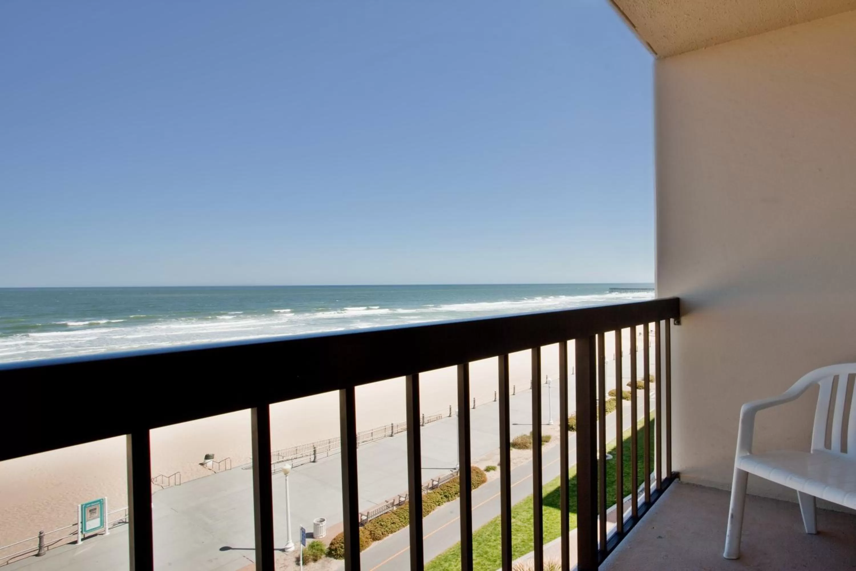 King Room - Hearing Accessible - Roll-in Shower in Holiday Inn Va Beach-Oceanside 21st St, an IHG Hotel