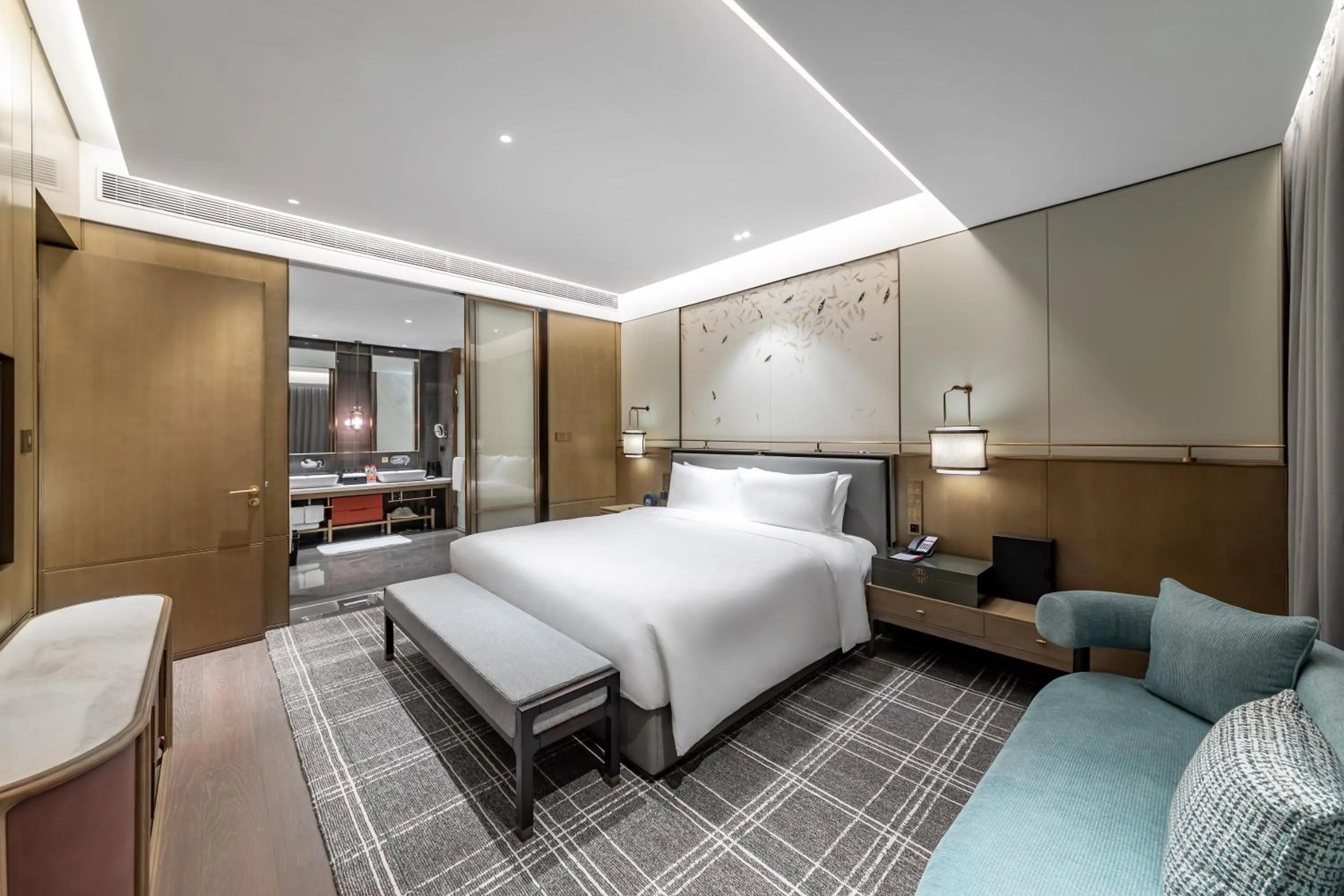 Photo of the whole room, Bed in HUALUXE Xi'an Chanba by IHG
