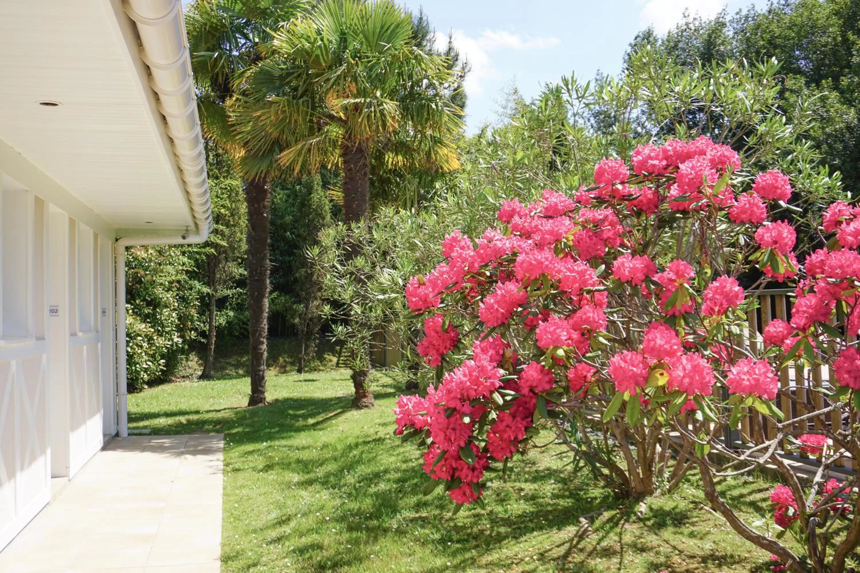 Garden view in The Originals City, Hôtel Le Lodge, Ondres, Bayonne Nord