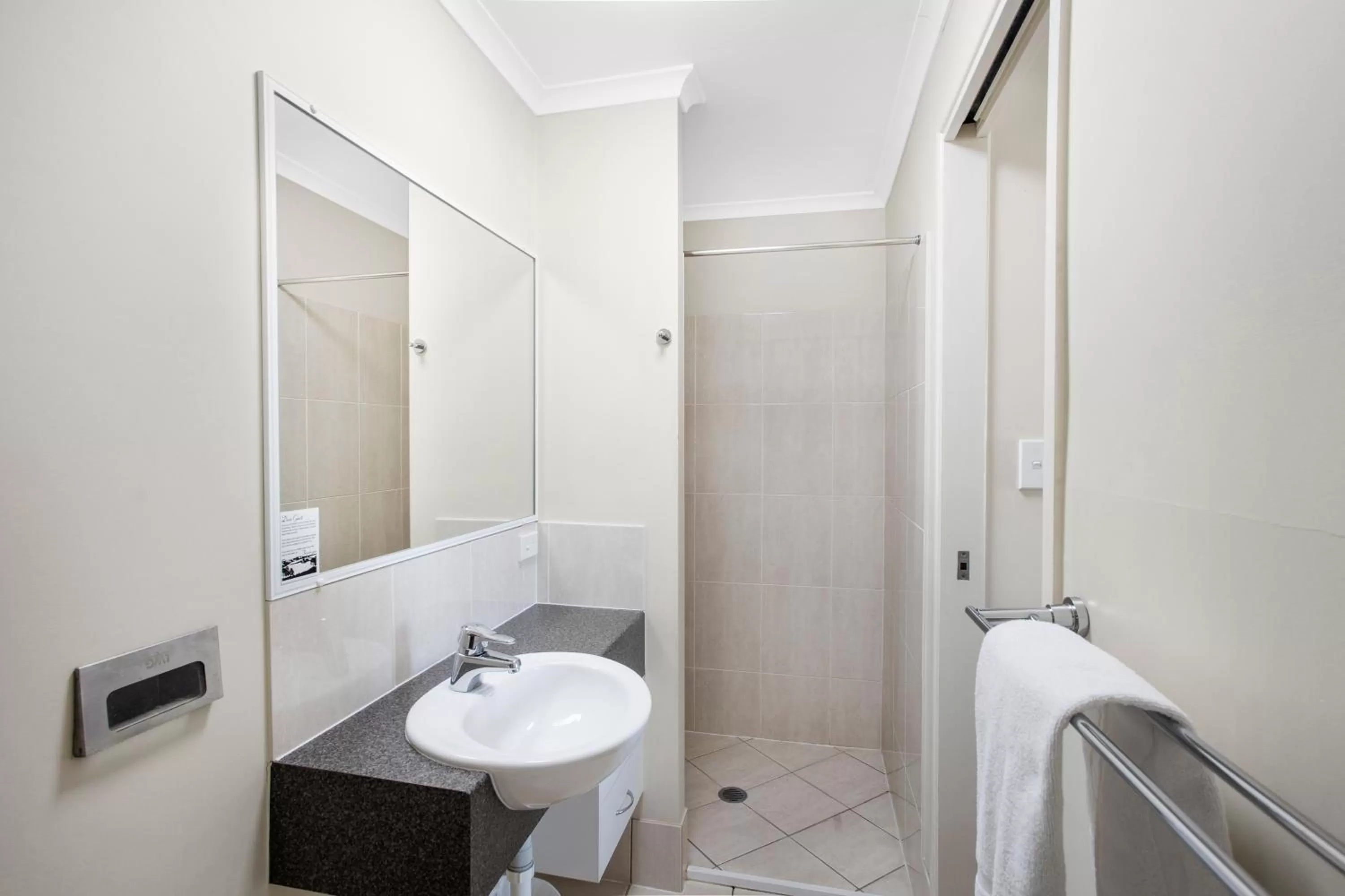 Bathroom in Citywalk Motor Inn