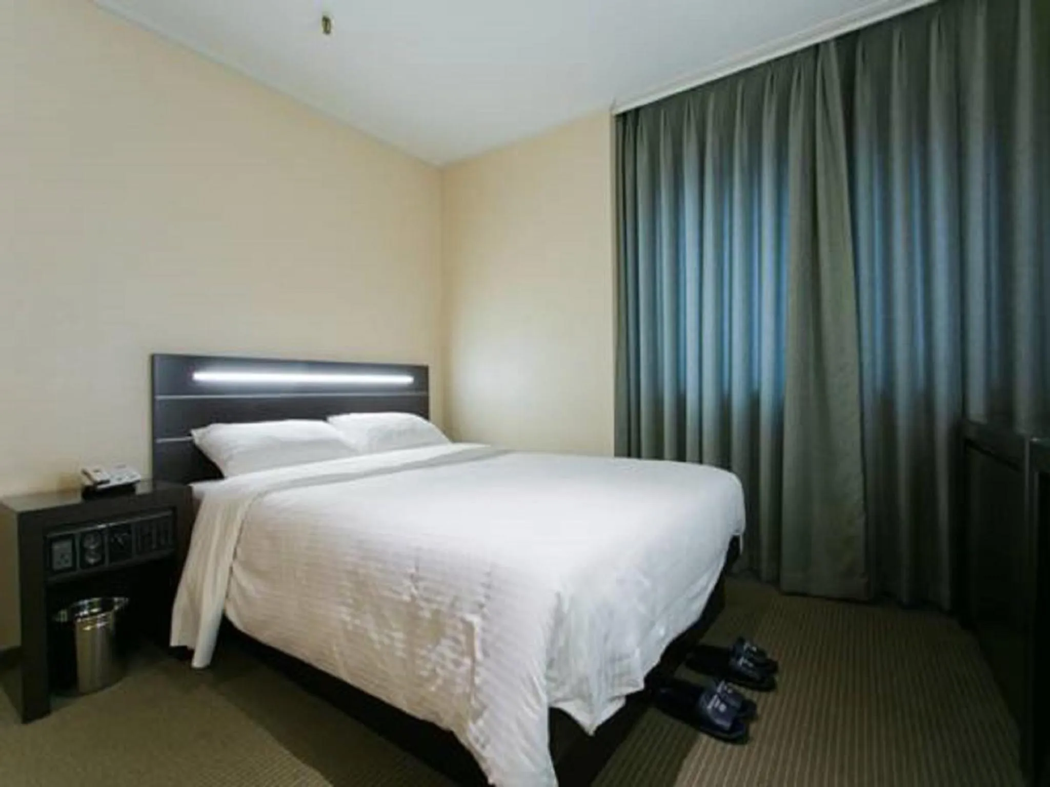 Bedroom, Bed in Busan Tourist Hotel