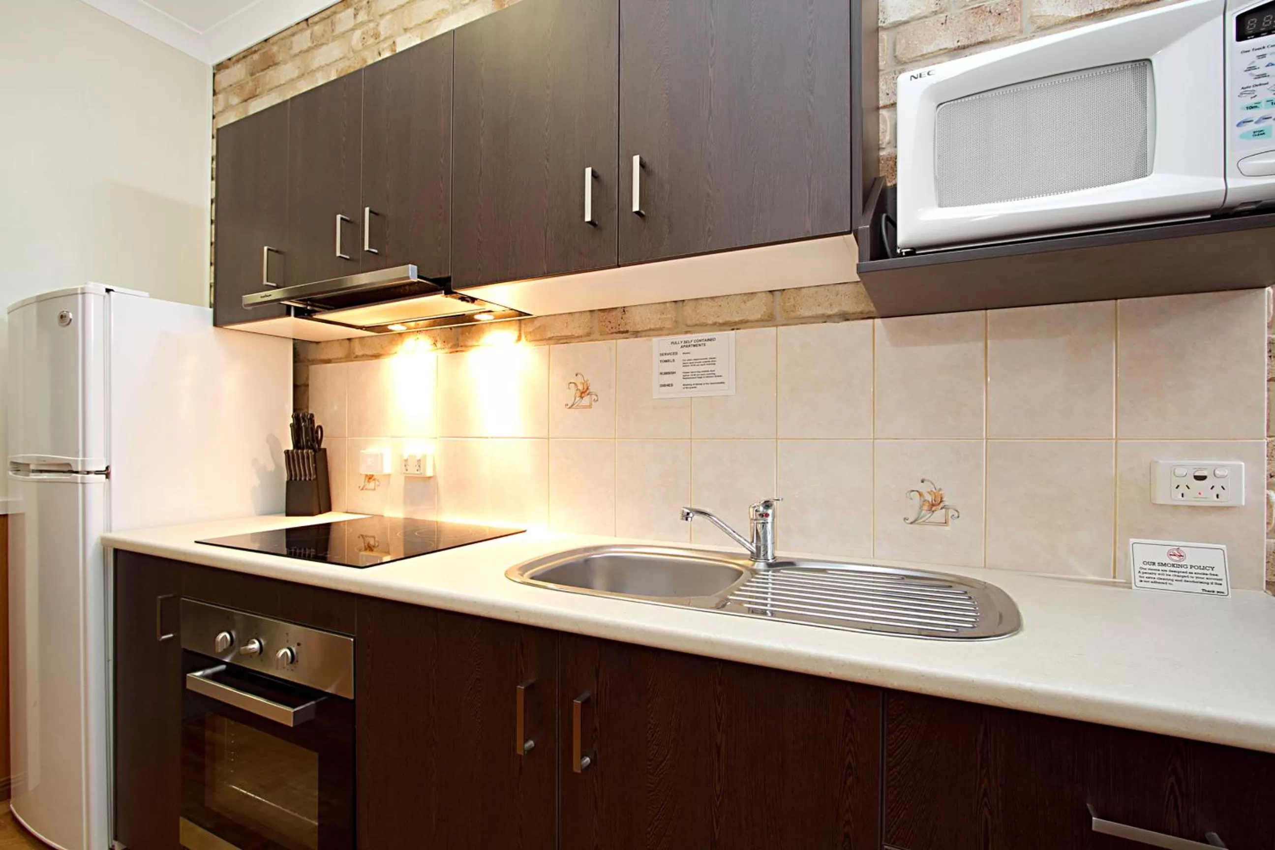 Kitchen or kitchenette in Highlander Motor Inn