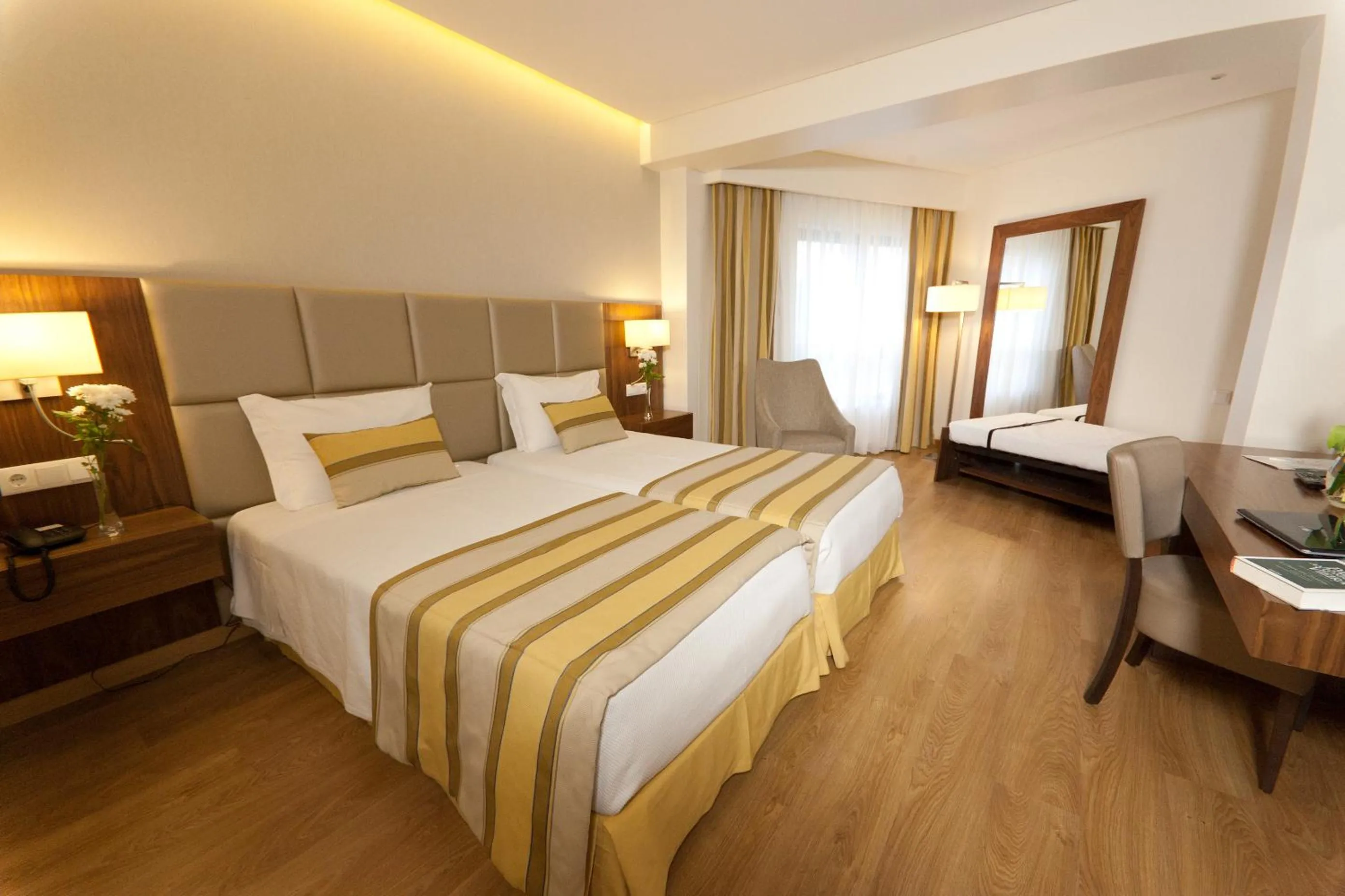 Double or Twin Room with Extra Bed in Hotel Cinquentenario & Conference Center