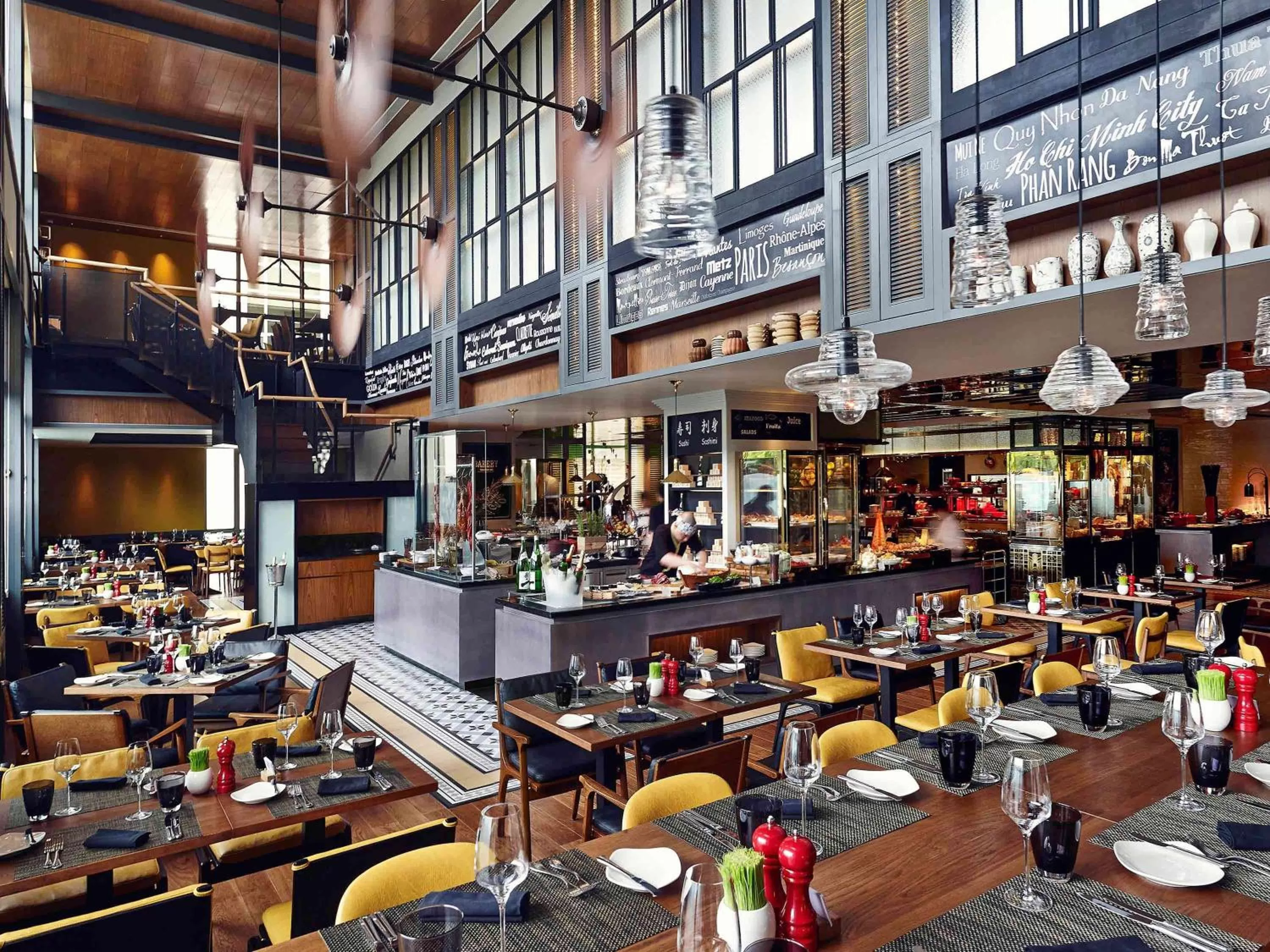 Restaurant/places to eat in Sofitel Saigon Plaza