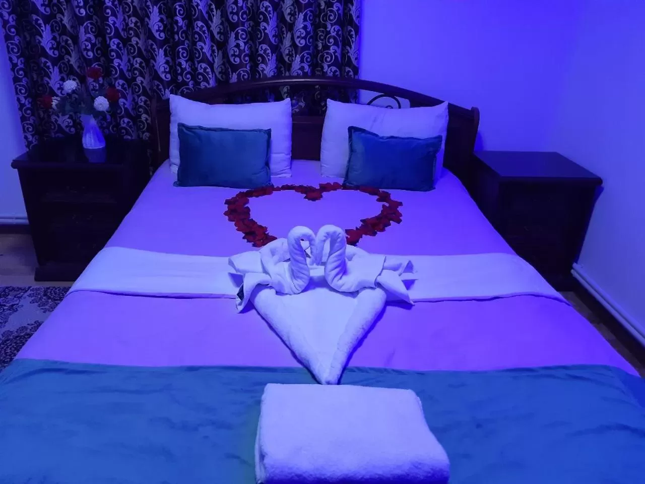 Bed in Risqiro'z Ancient Boutique Hotel