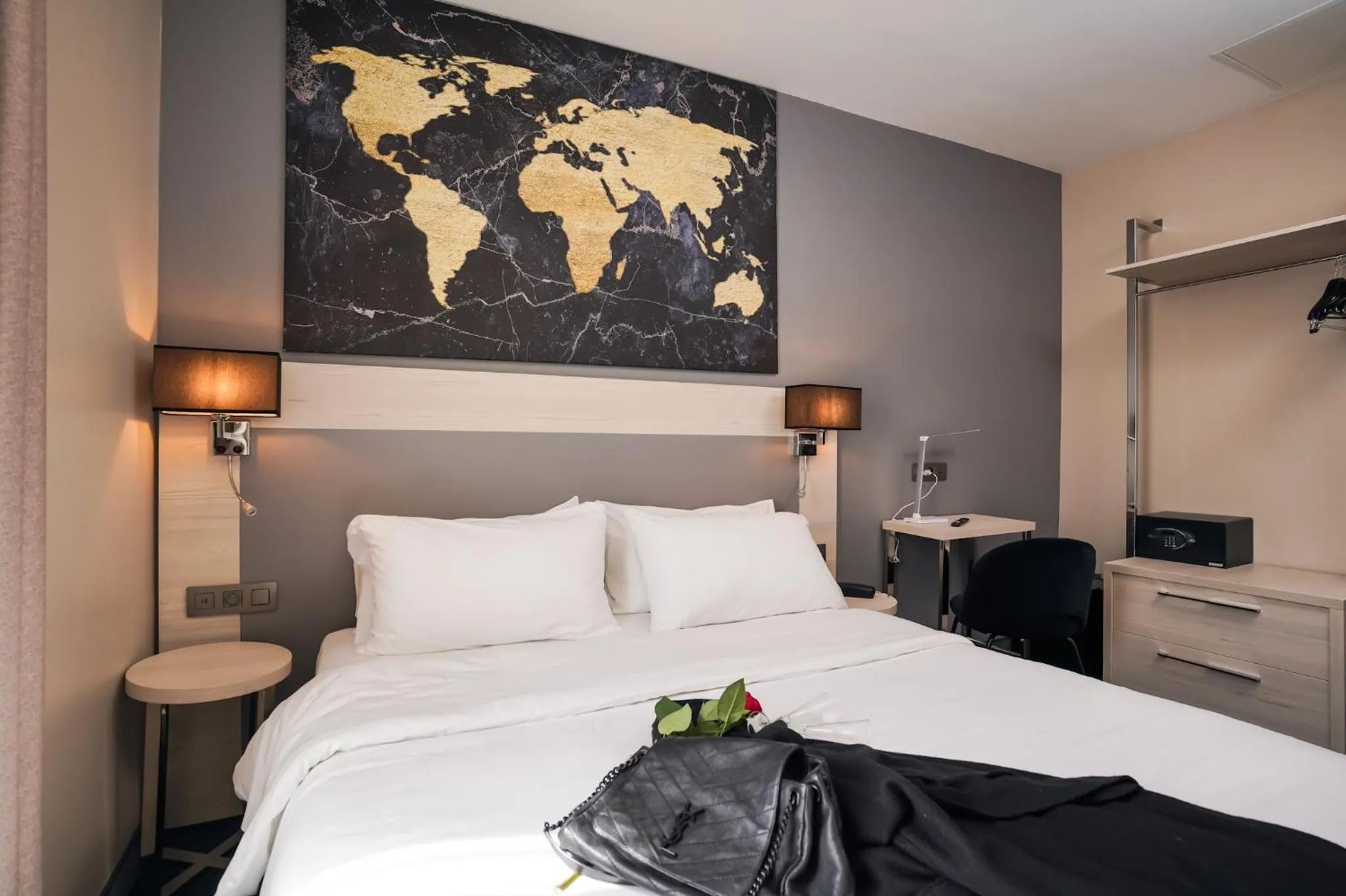 Bed in Hôtel Univers