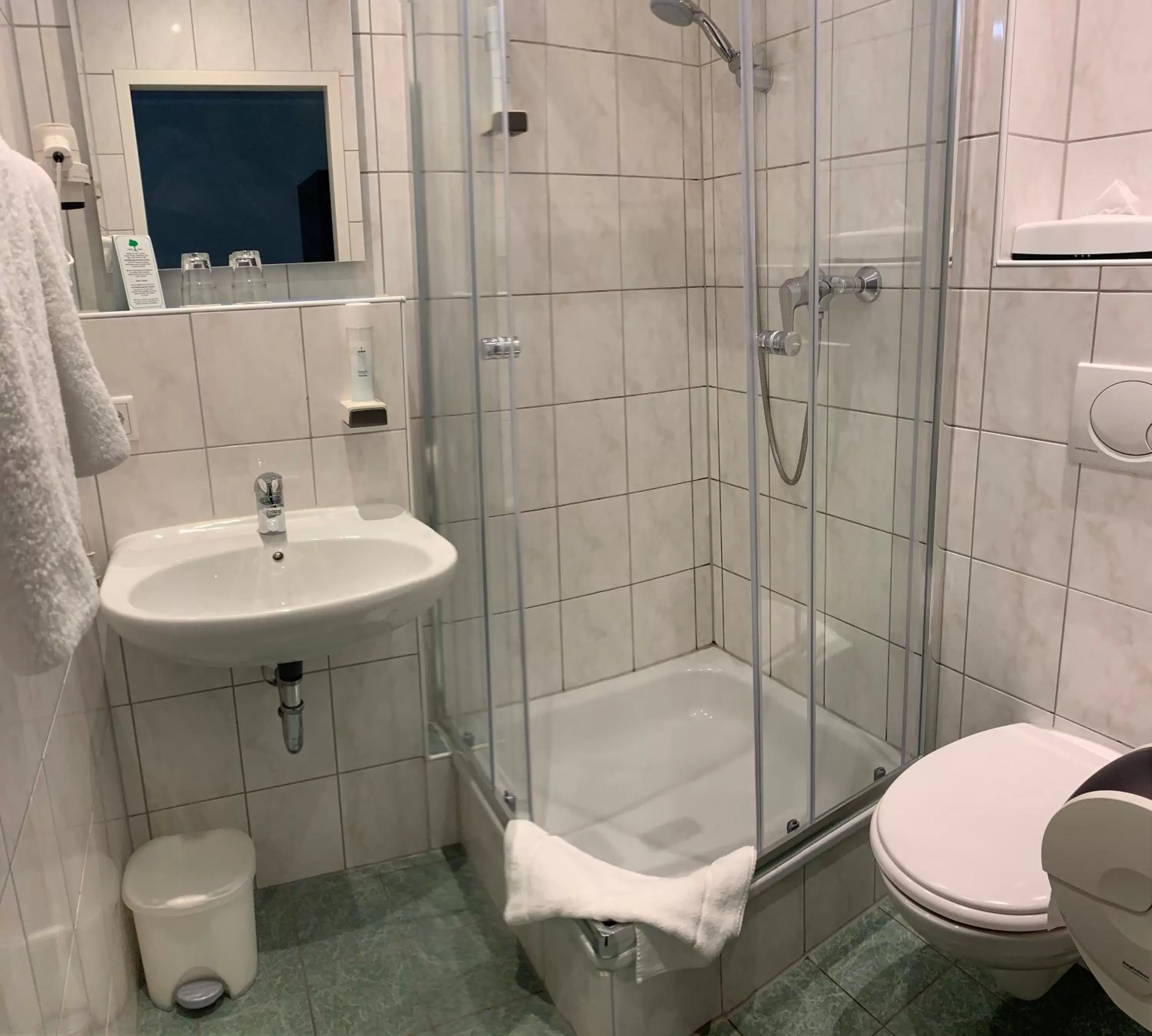 Shower, Bathroom in Behringers City Hotel Nürnberg