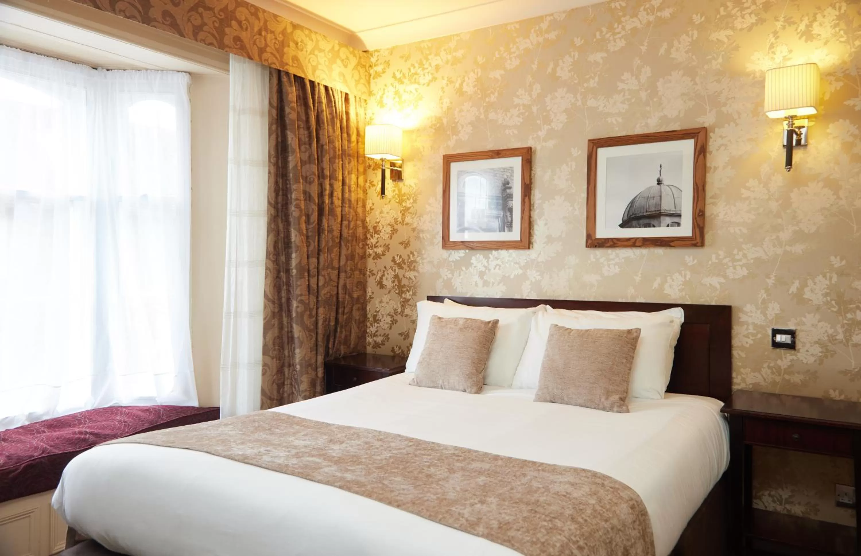 Bedroom, Bed in The Bell Hotel Woburn By Greene King Inns