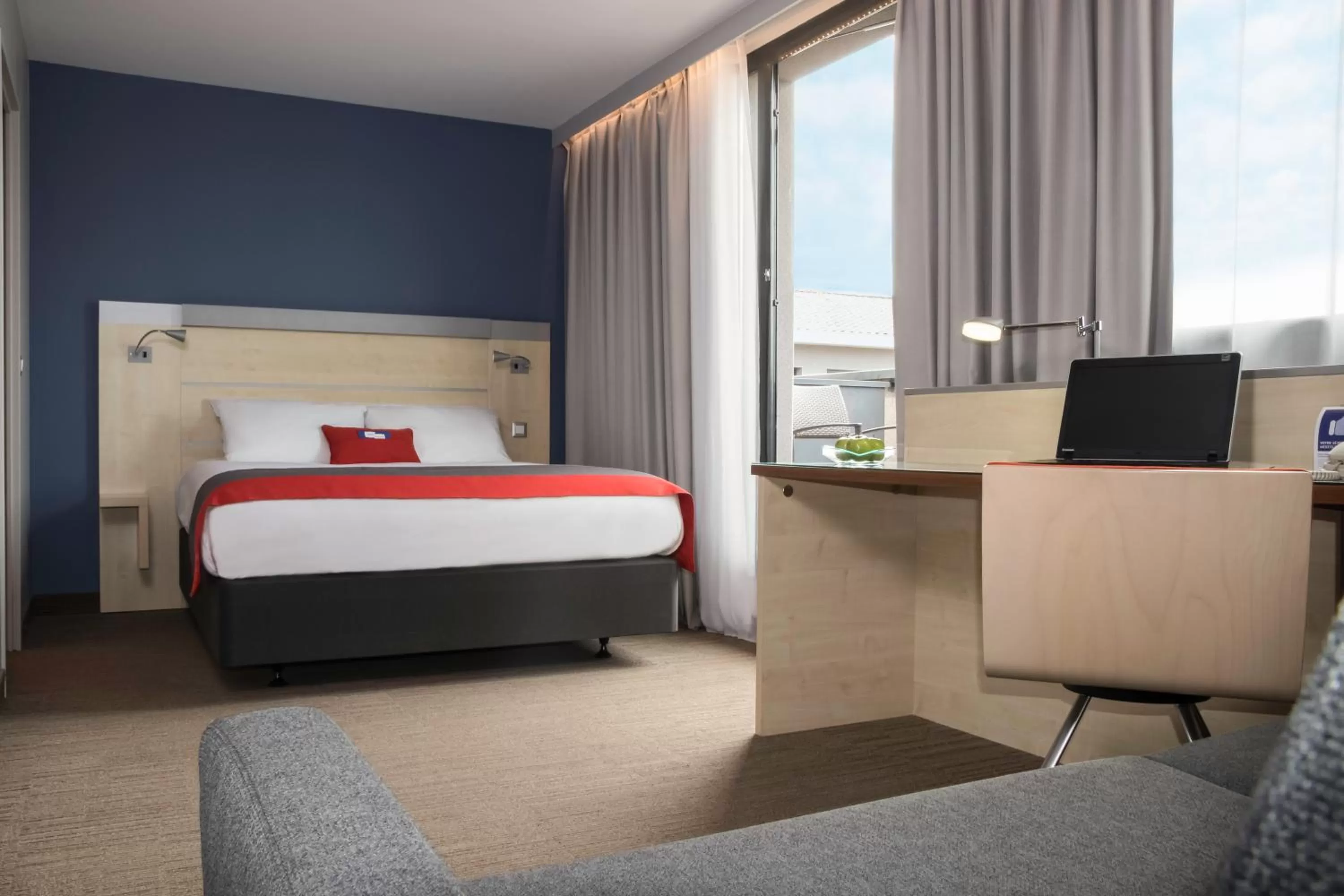 Bed in Holiday Inn Express Toulouse Airport by IHG