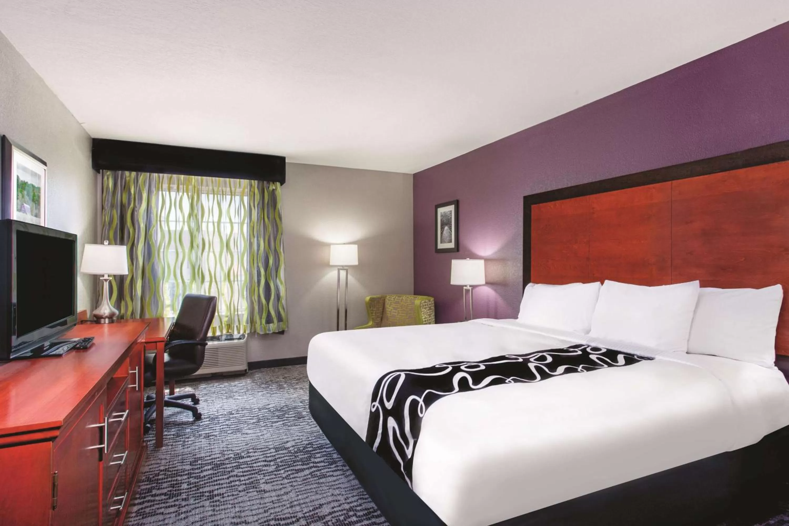 Photo of the whole room, Bed in La Quinta by Wyndham Knoxville North I-75