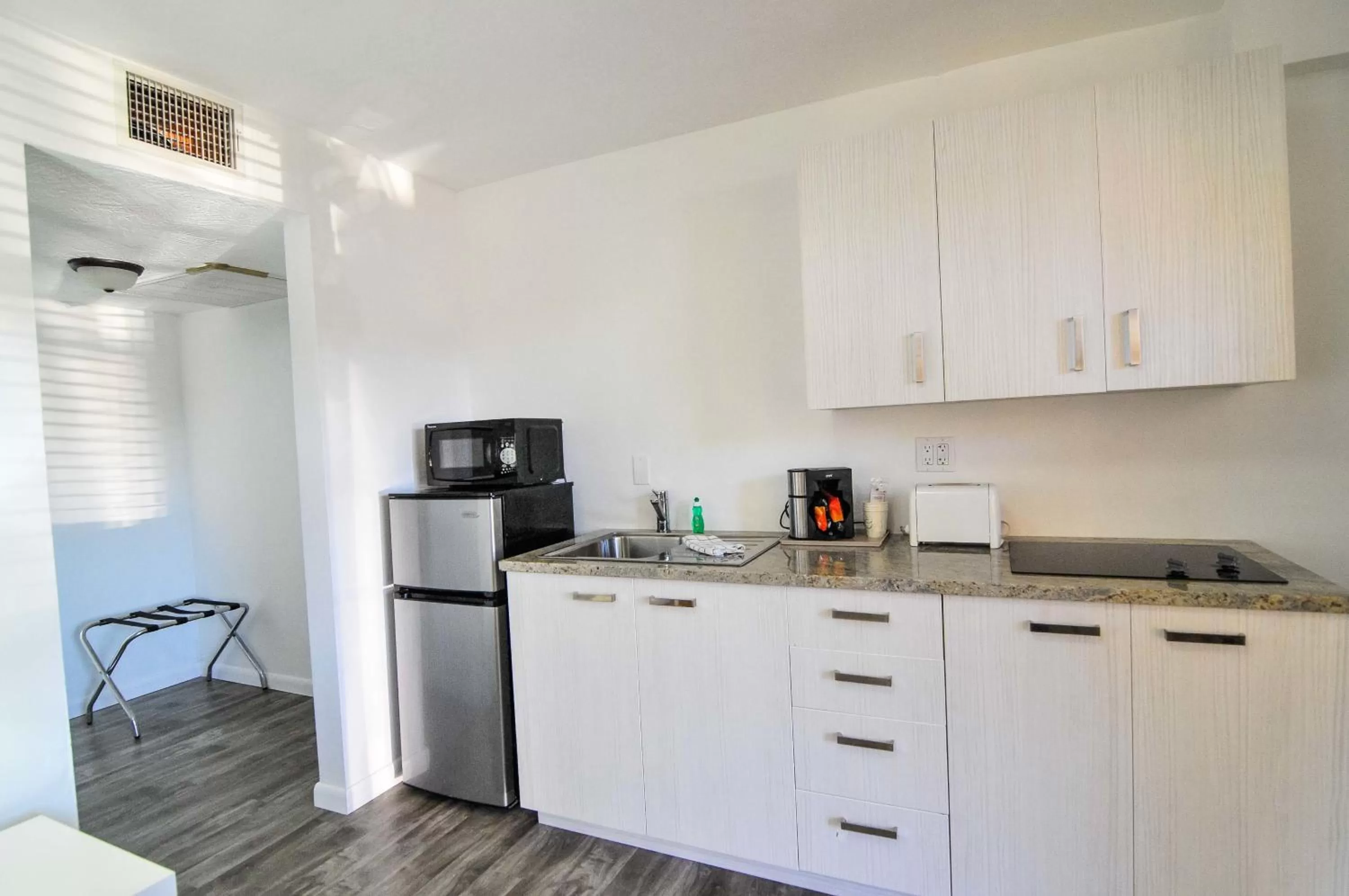 Coffee/tea facilities in Regency Inn & Suites Sarasota