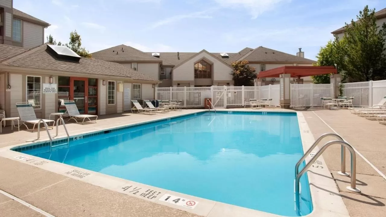 Swimming pool in Hyatt House Mount Laurel