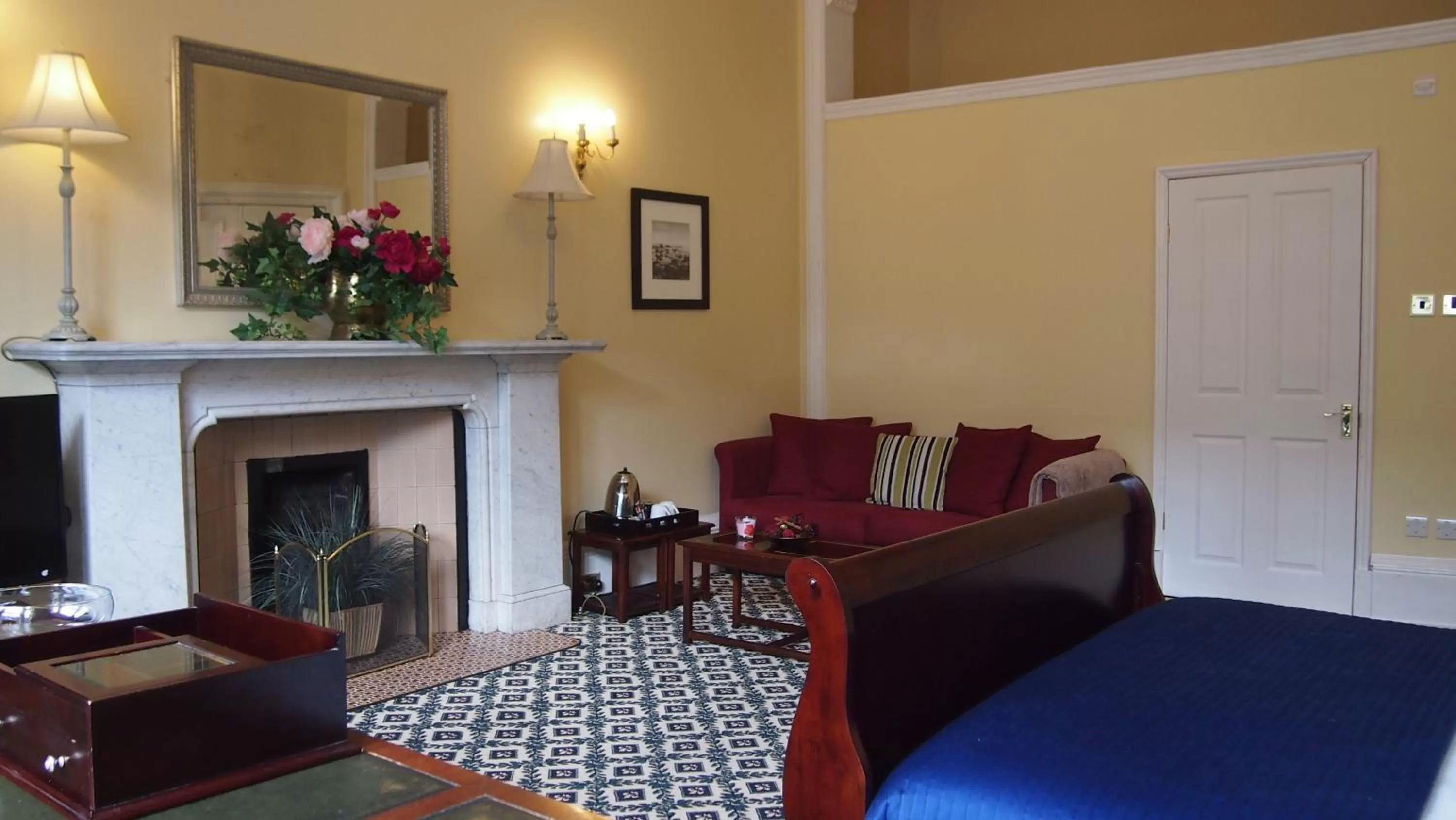 Seating area in Thistle Hotel