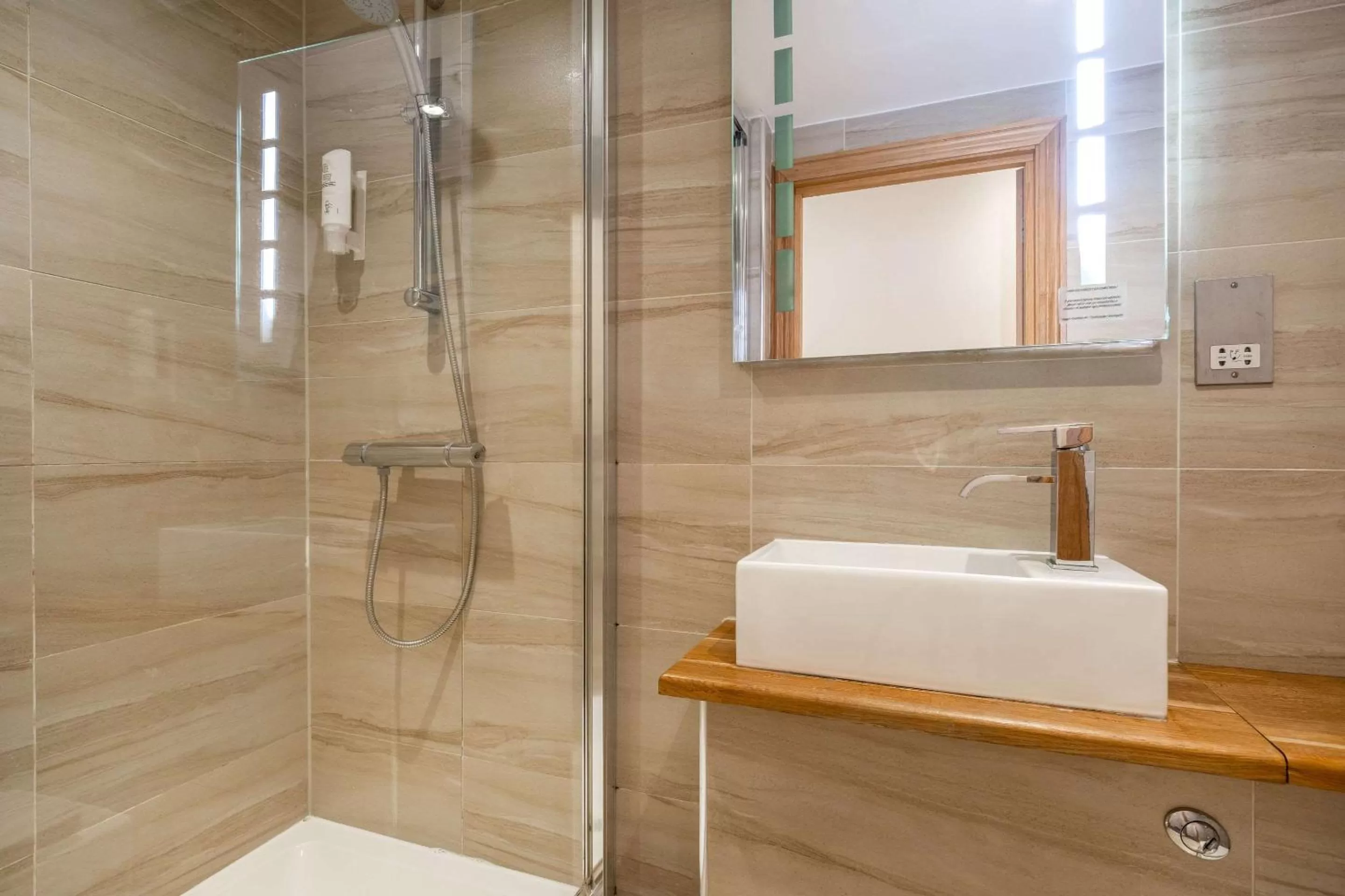 Bathroom in Comfort Inn Hyde Park