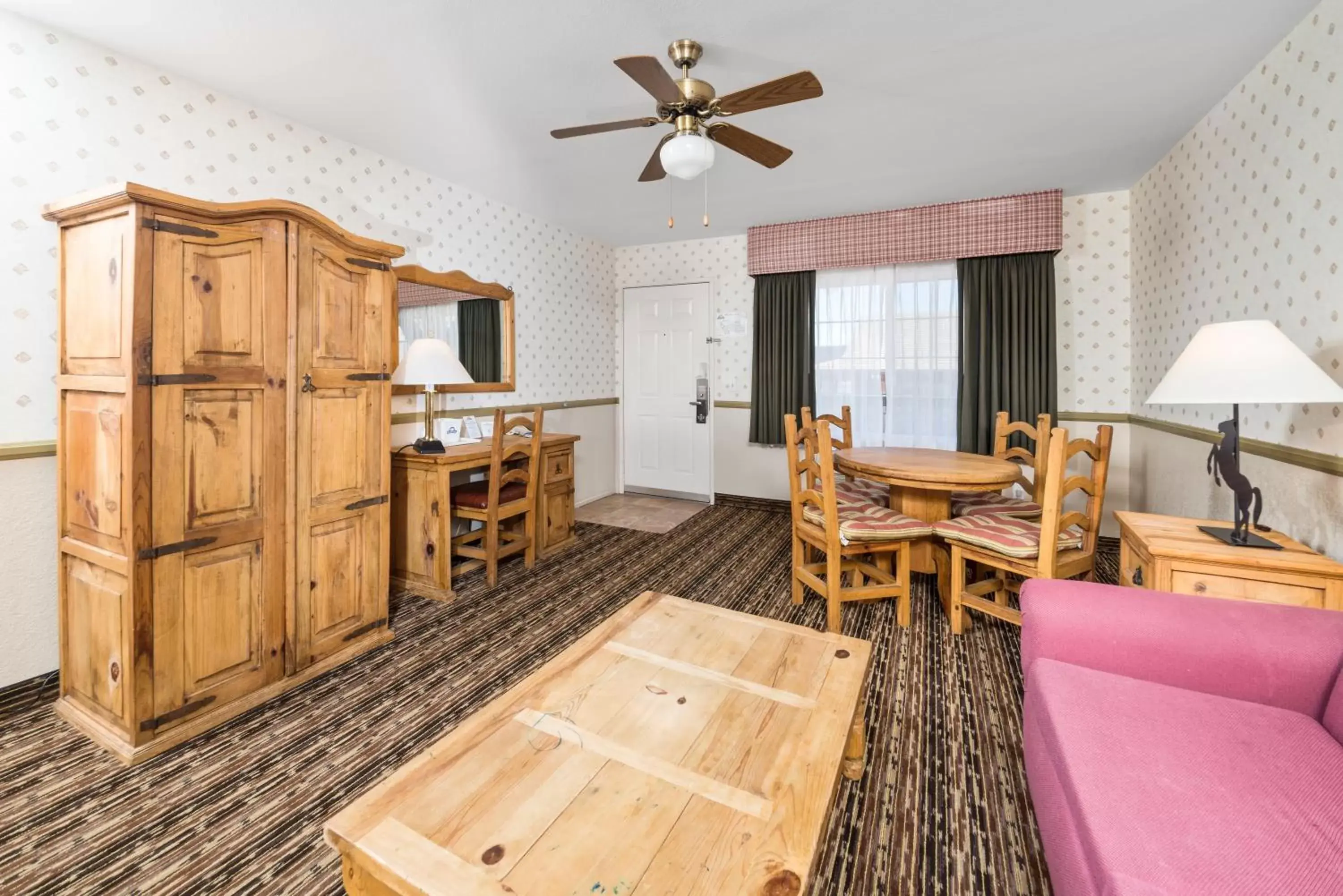 One-Bedroom King Suite - Non-Smoking in Days Inn by Wyndham Lebec One-Bedroom King Suite - Non-Smoking in Days Inn by Wyndham Lebec