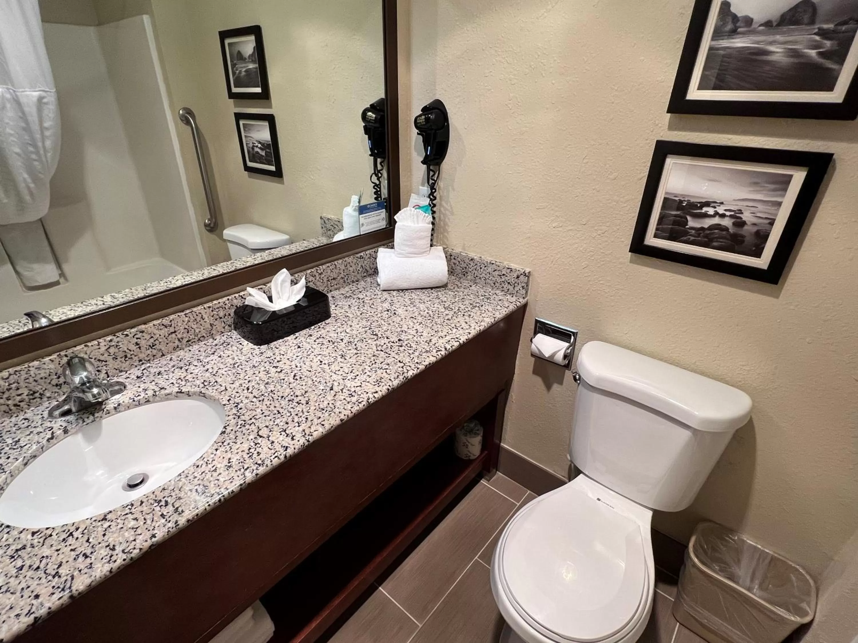 Bathroom in Comfort Inn Medford South