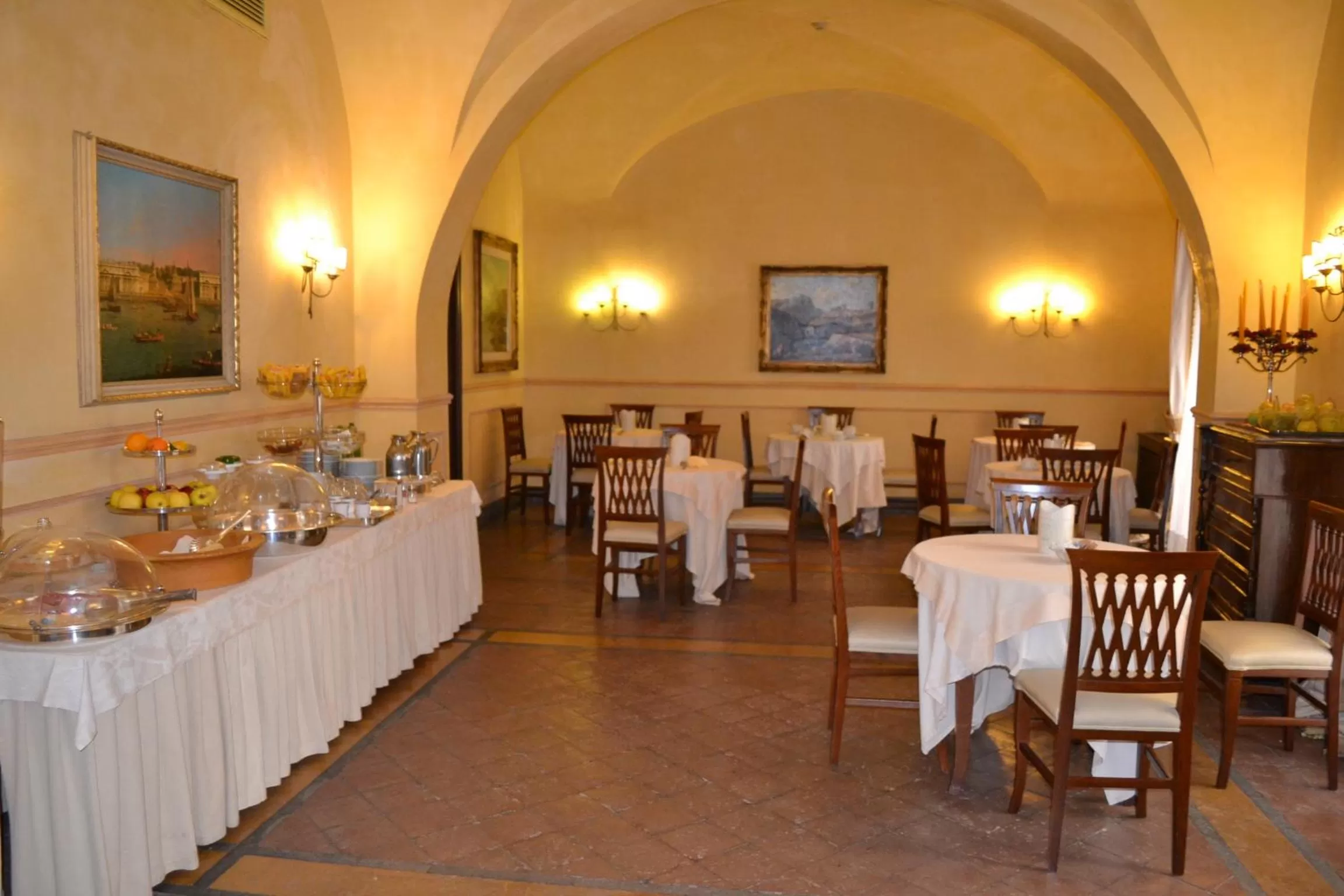 Communal lounge/ TV room in Hotel La Ville