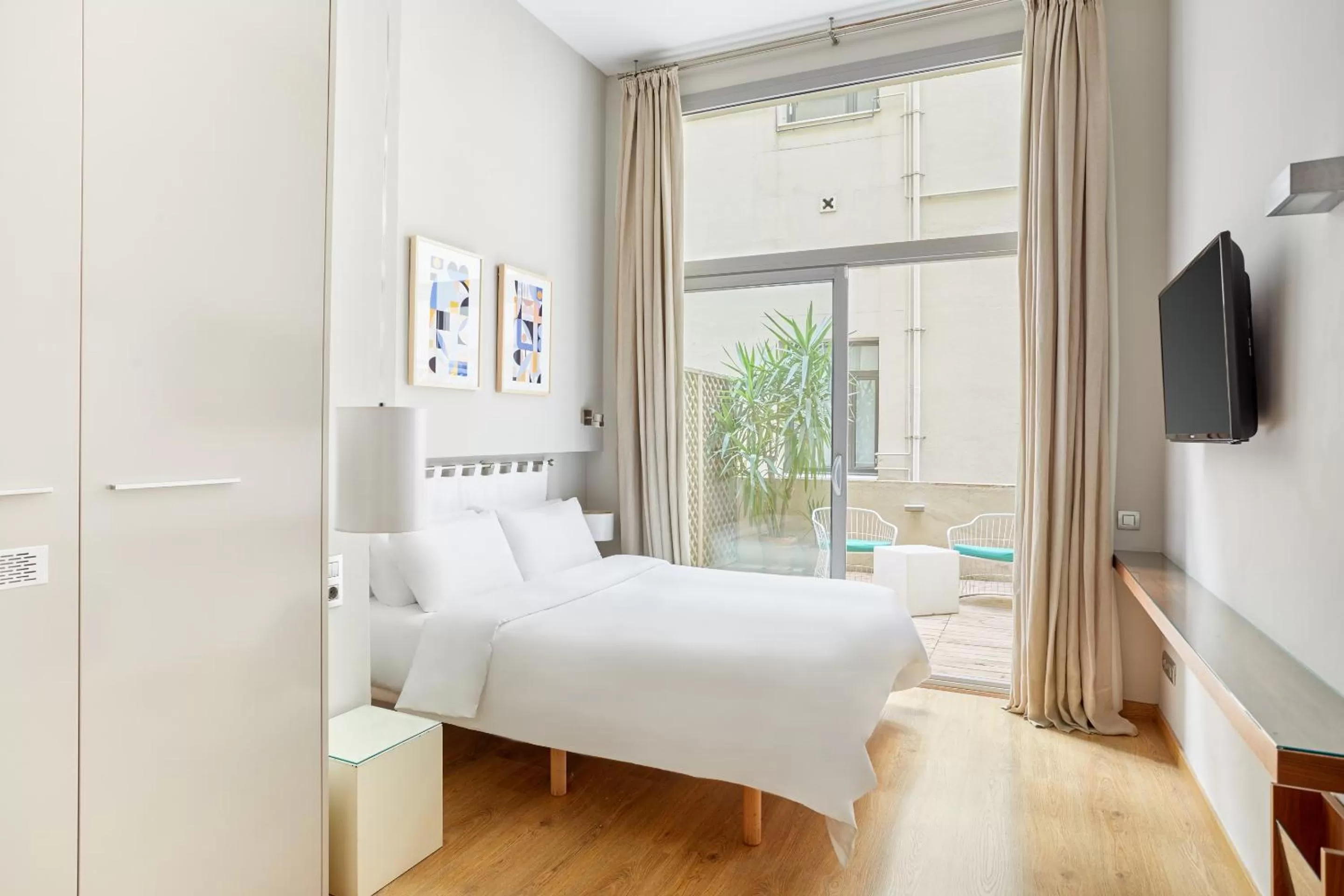 Living room, Bed in Vasanta powered by Sonder