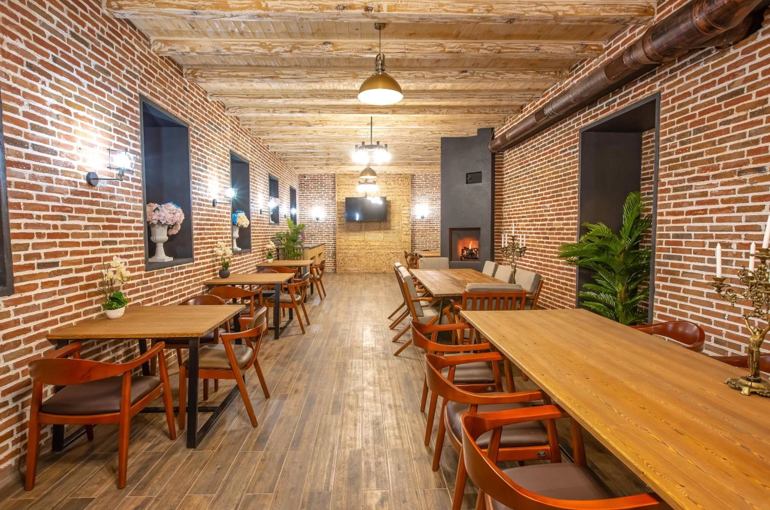 Restaurant/places to eat in Royal Inn