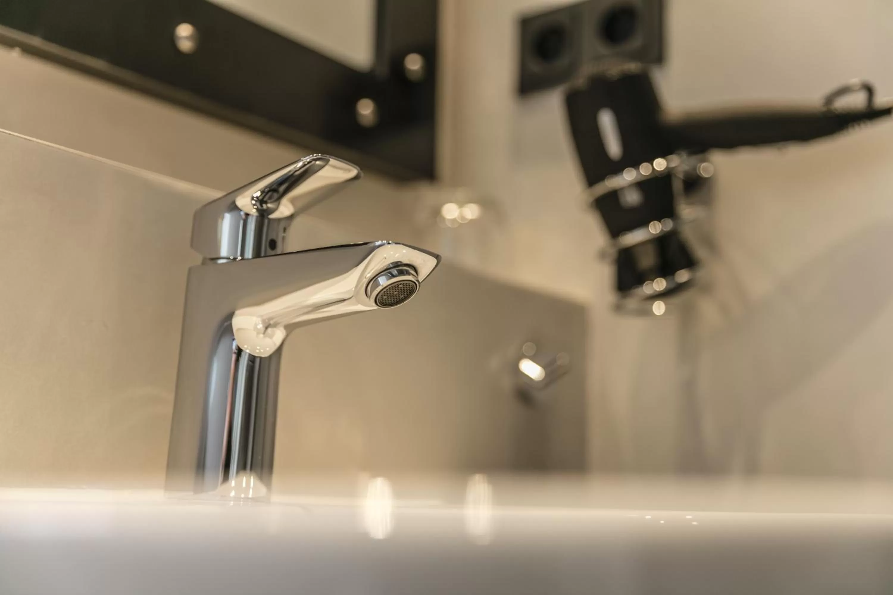 Bathroom in alexxanders Hotel & Boardinghouse, Restaurant