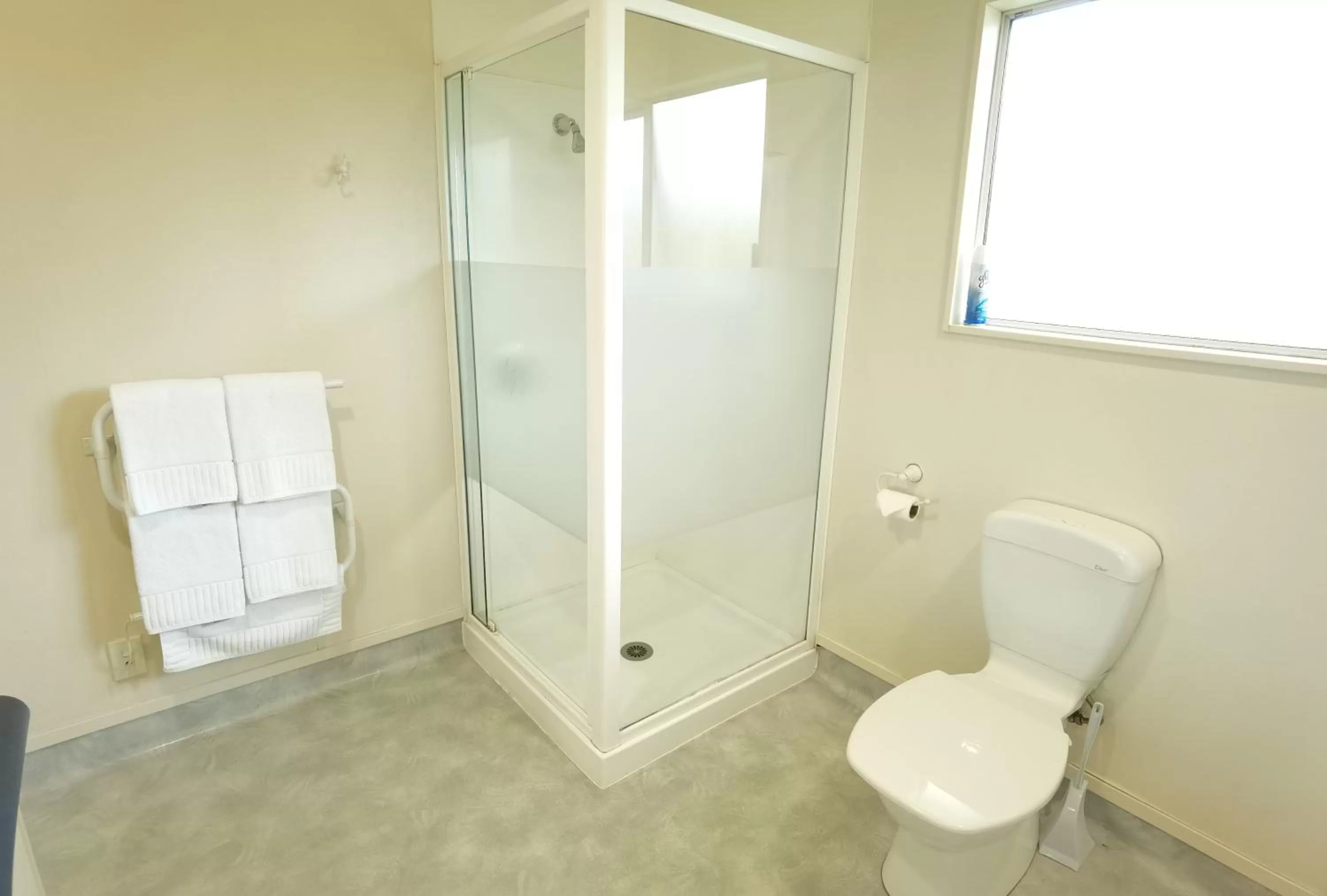 Bathroom in Harringtons Motor Lodge