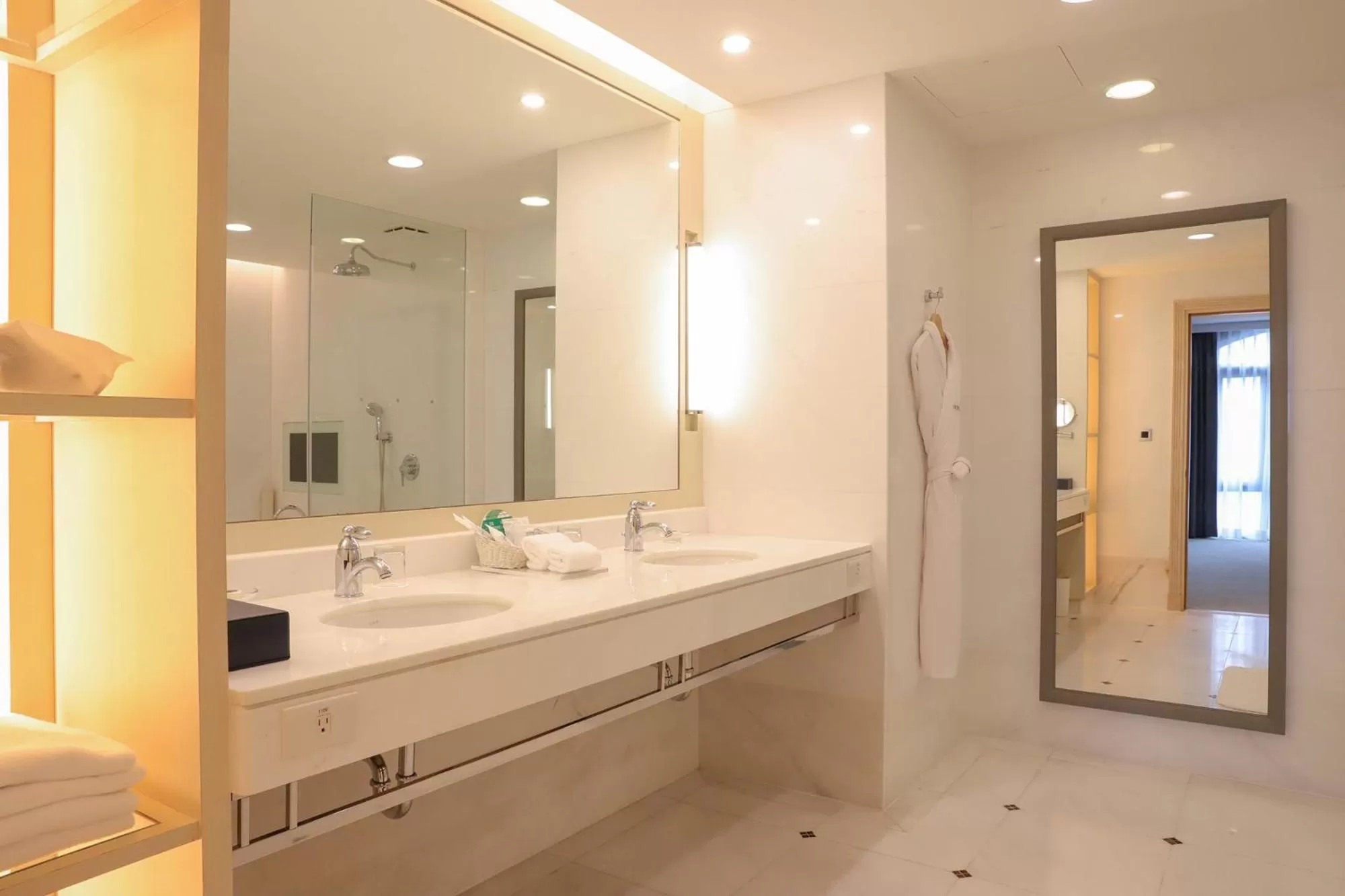 Bathroom in Grand Victoria Hotel