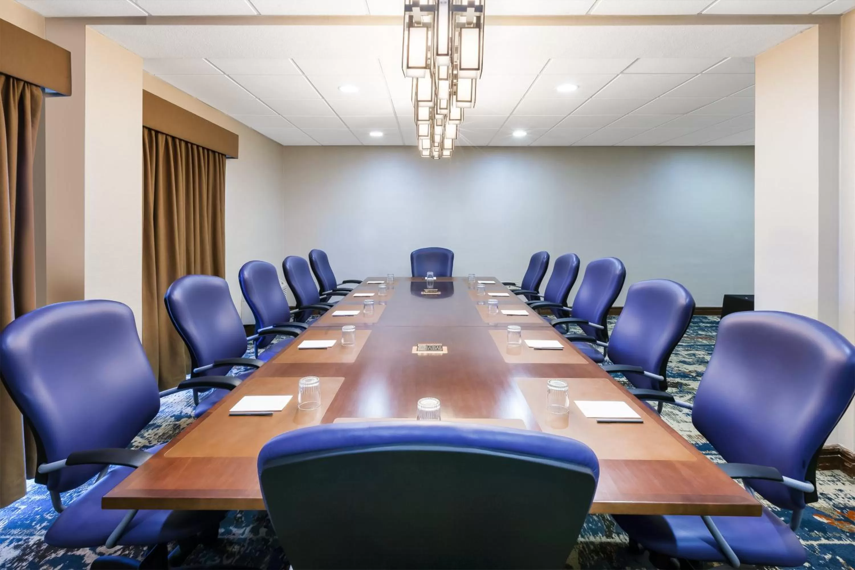 Meeting/conference room in Crowne Plaza Columbus North - Worthington by IHG