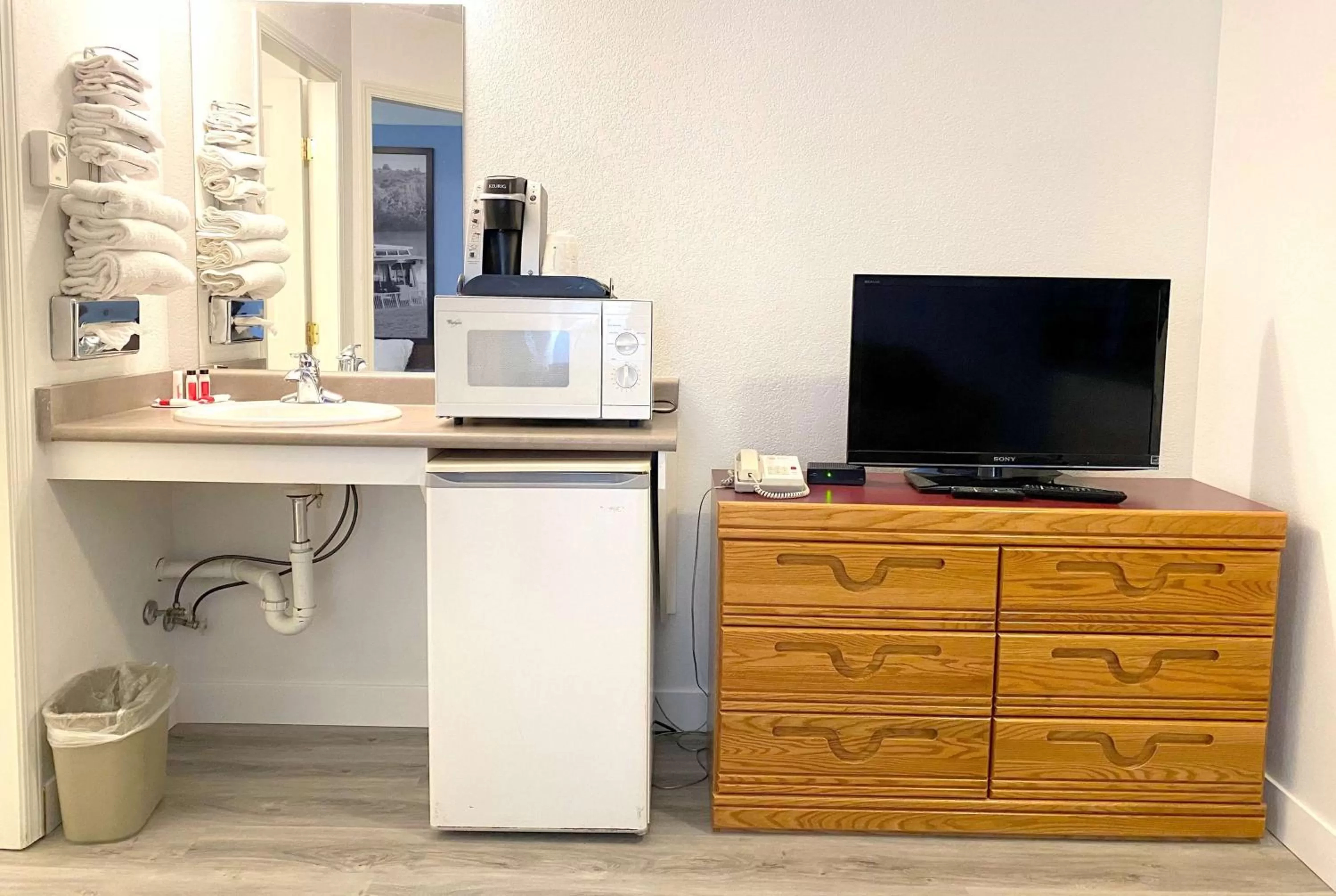 Photo of the whole room in Super 8 by Wyndham Sicamous