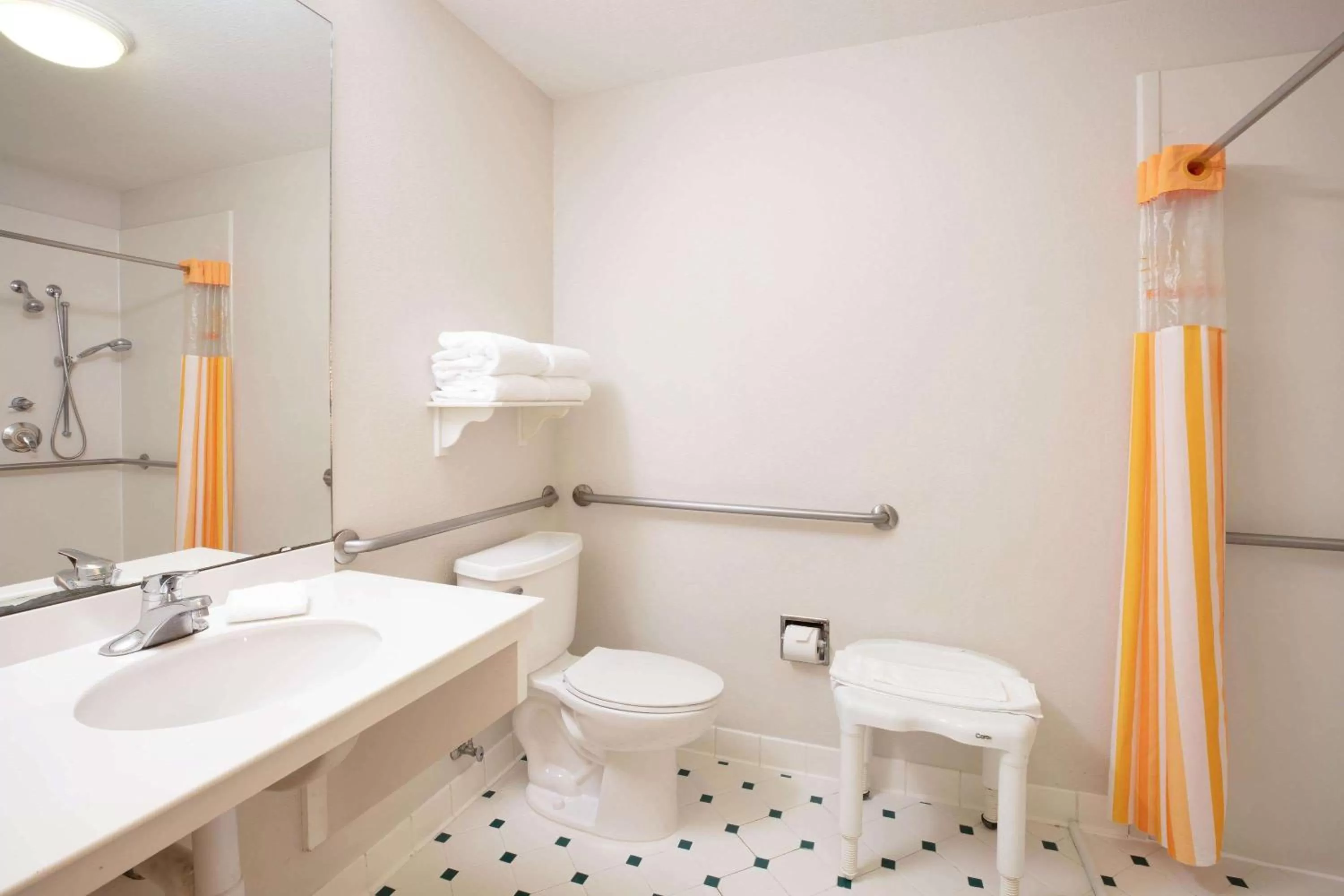 Shower in La Quinta Inn and Suites by Wyndham, Ocala
