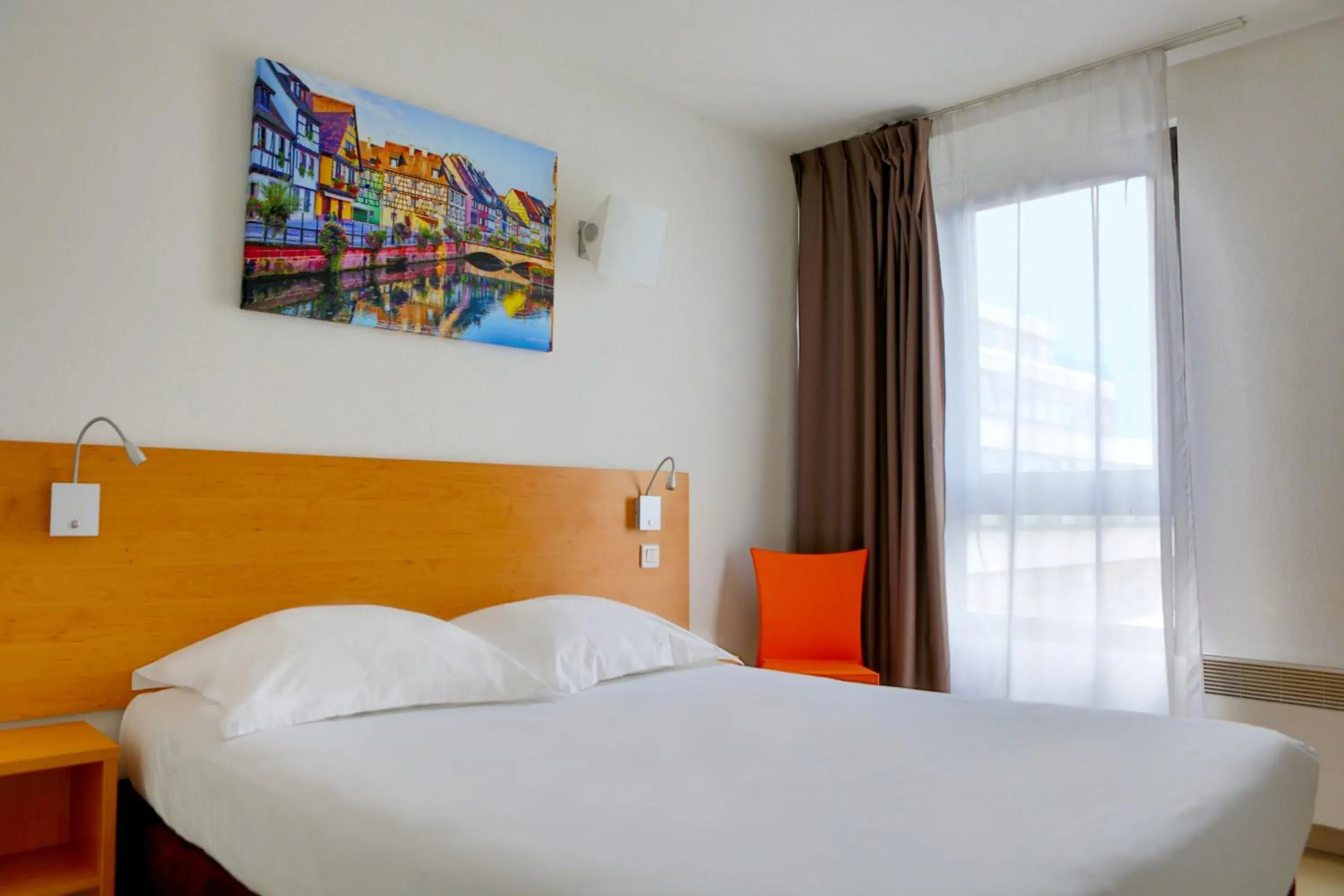 Double Bed Studio in Cerise Strasbourg Double Bed Studio in Cerise Strasbourg