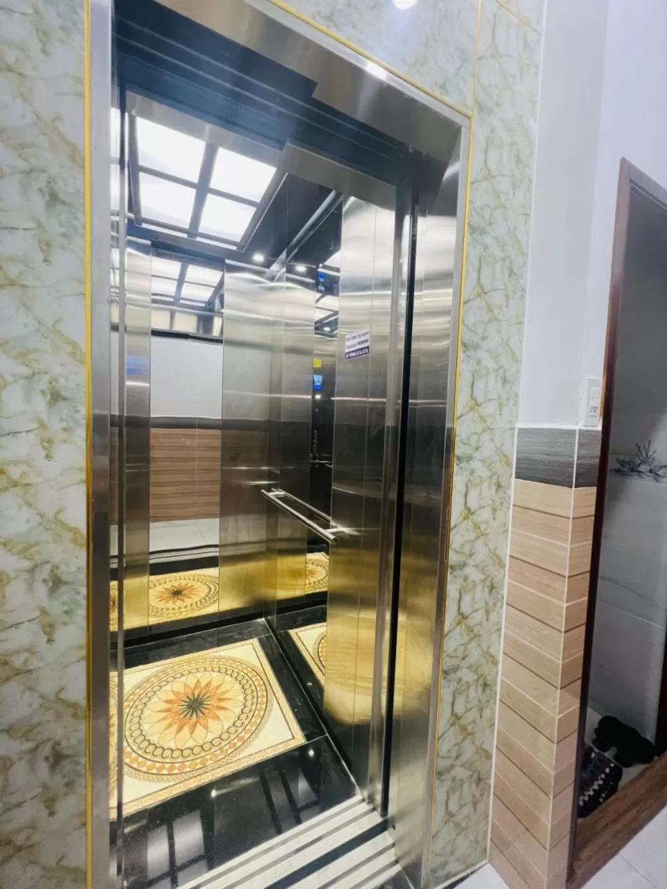 elevator in Nhan Tay Hostel