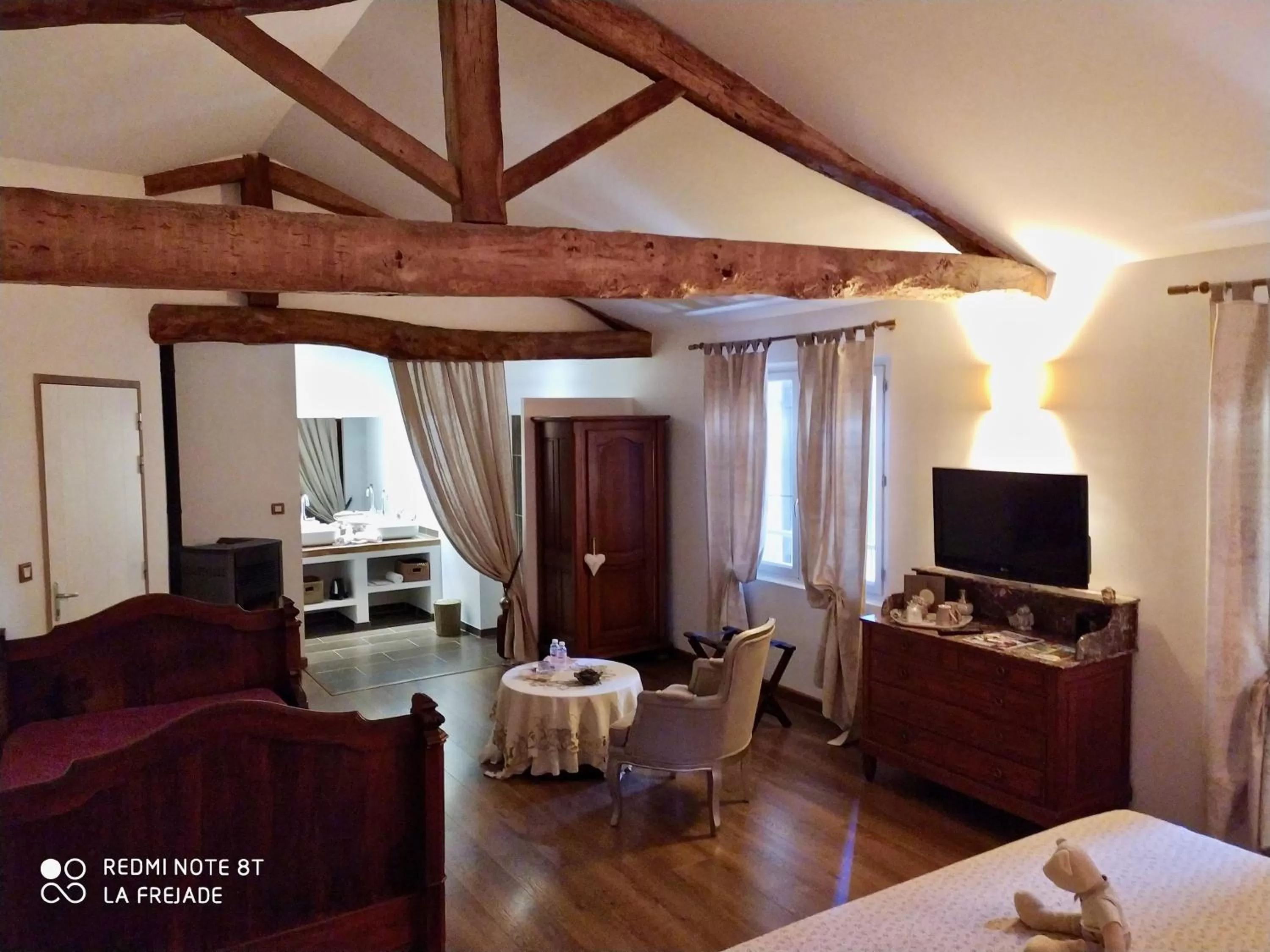 Shower, Bed in La Fréjade