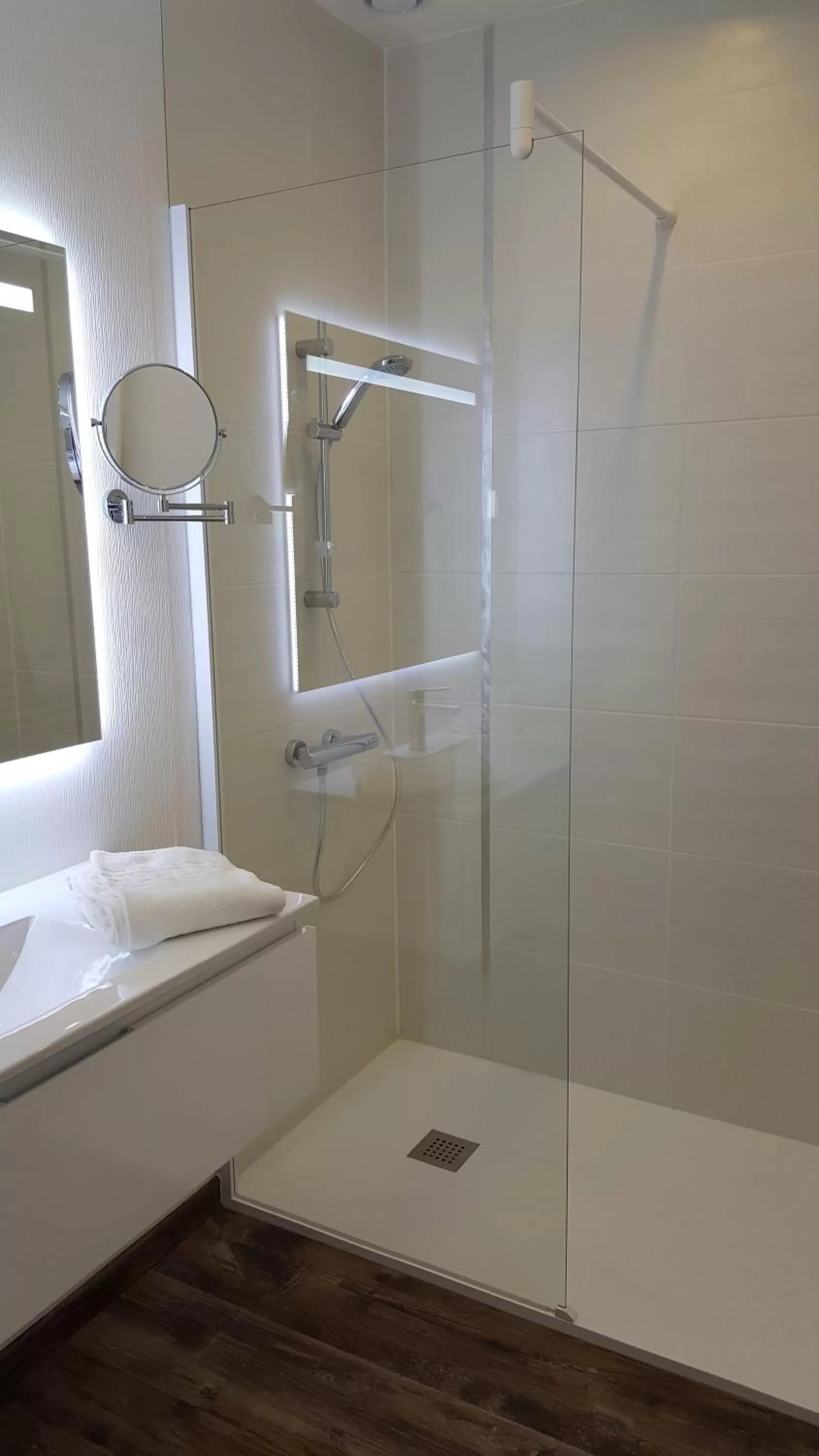 Bathroom in Hôtel Restaurant de l'Ecu