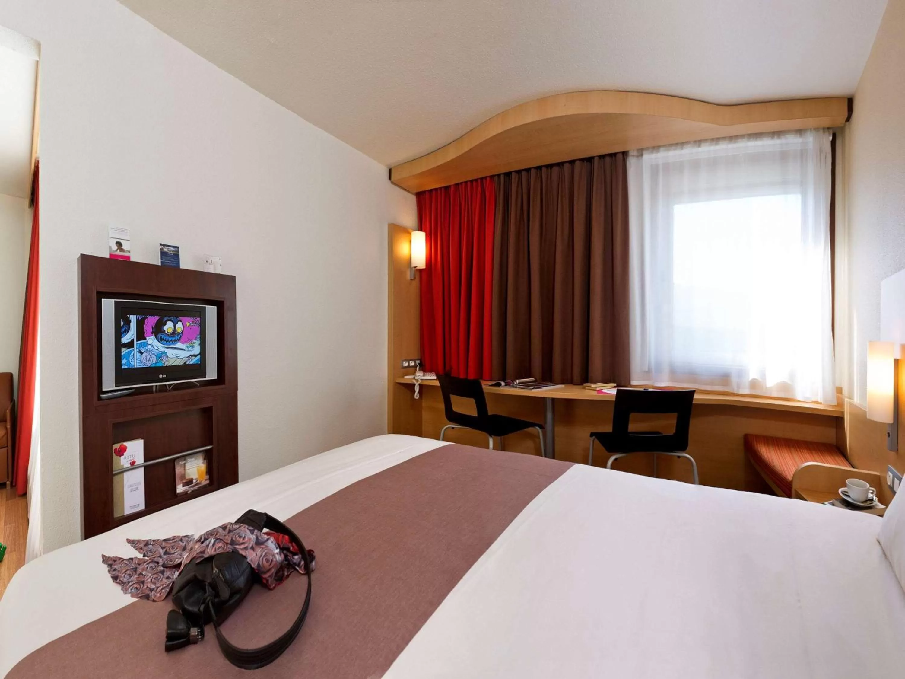 Property building, Bed in ibis Hotel Brussels Expo Atomium