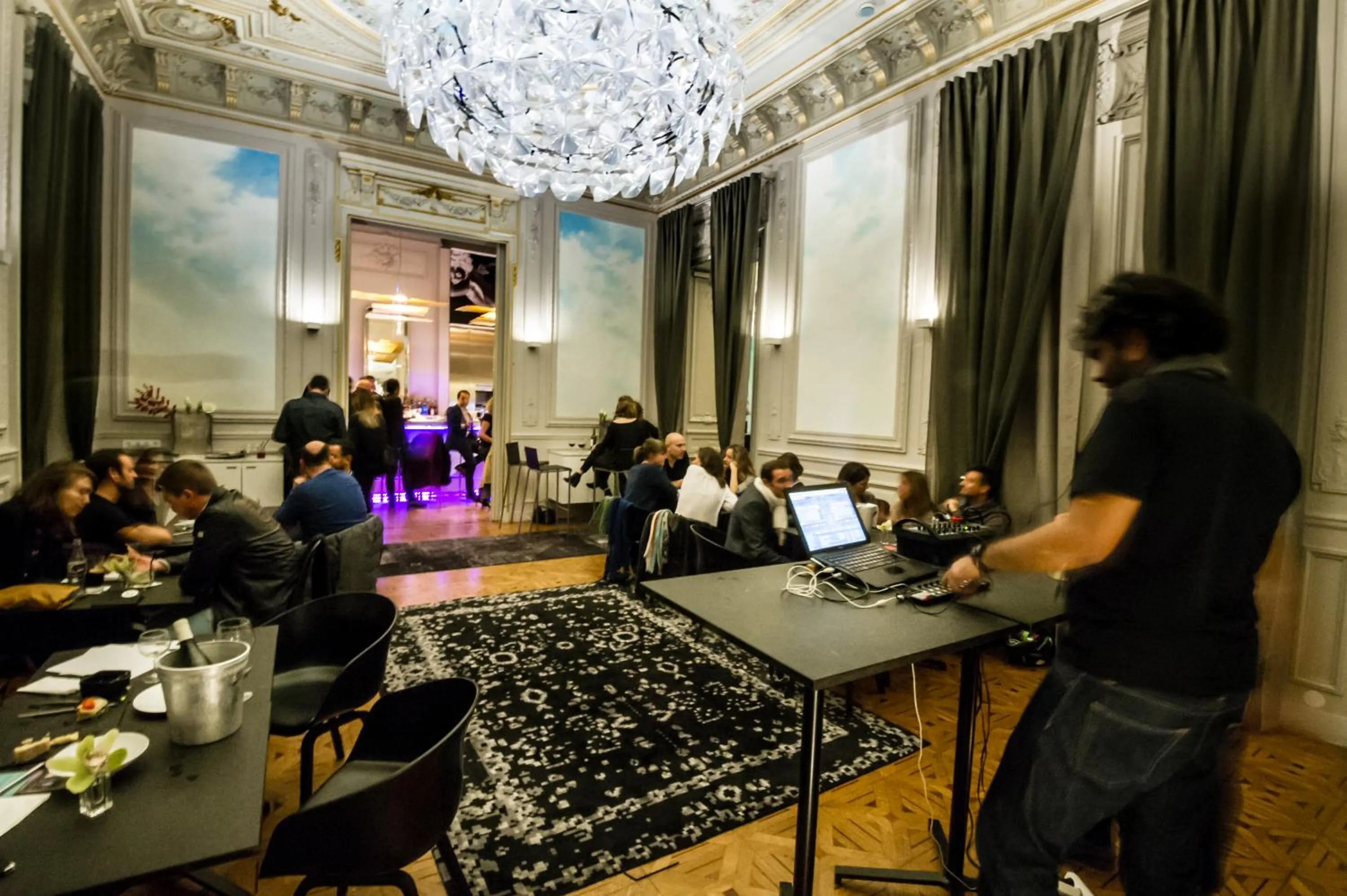 Restaurant/places to eat in Hotel C2