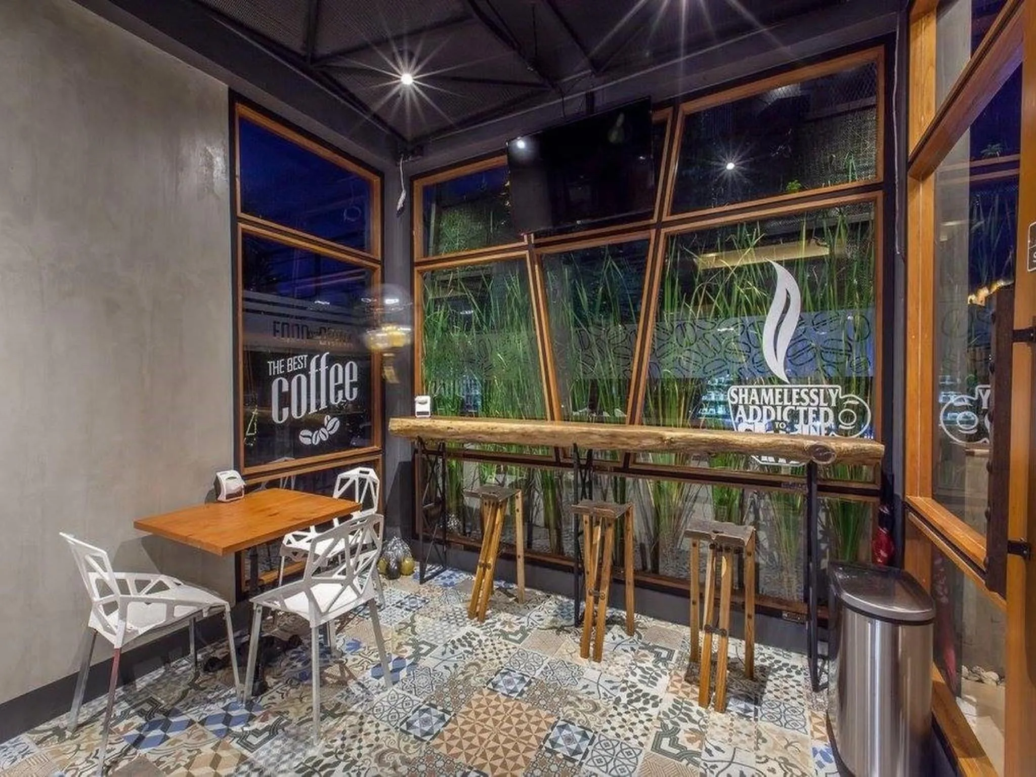 Restaurant/places to eat in Loft Mania Boutique Hotel