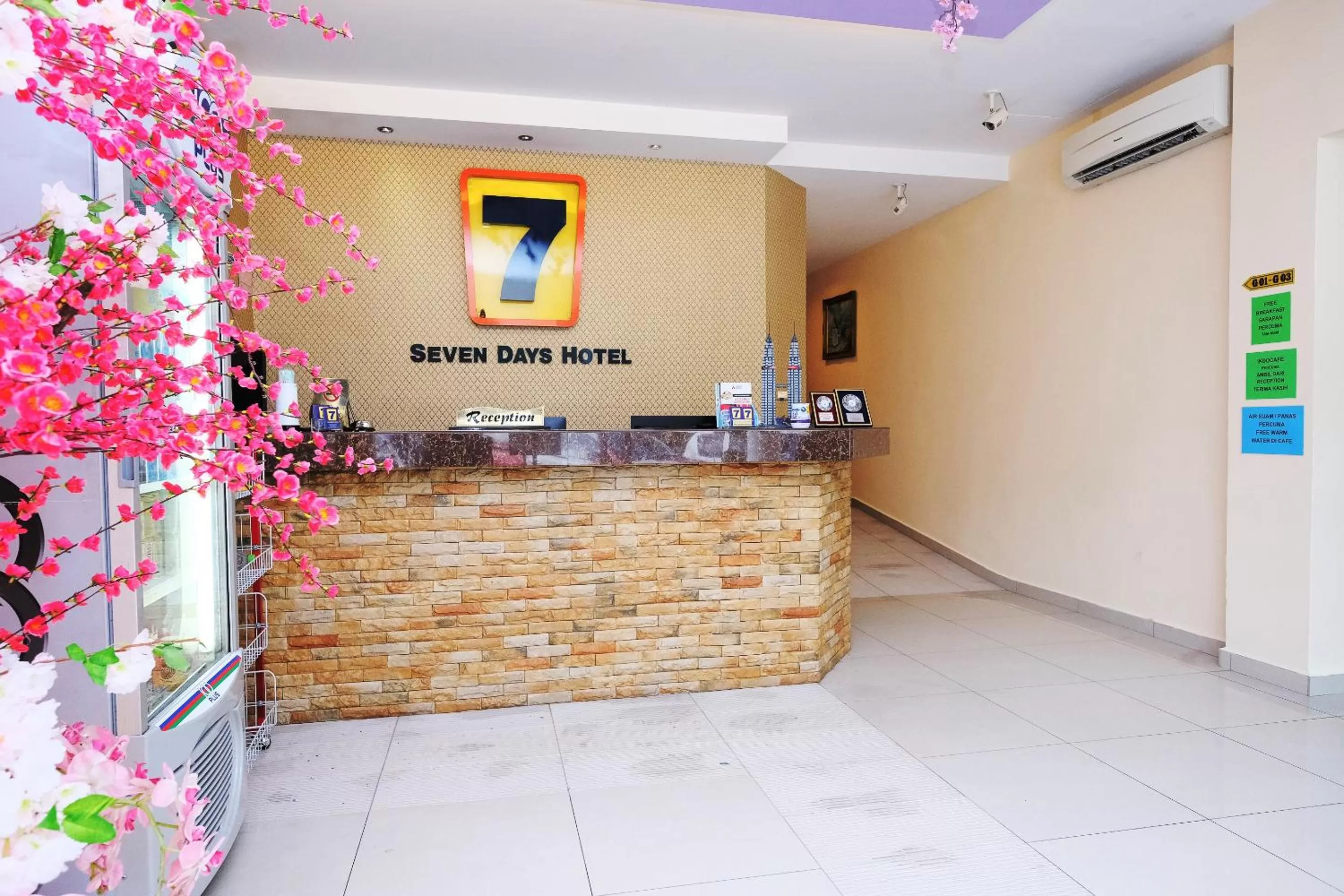 Lobby or reception in Super OYO 635 Seven Days Hotel