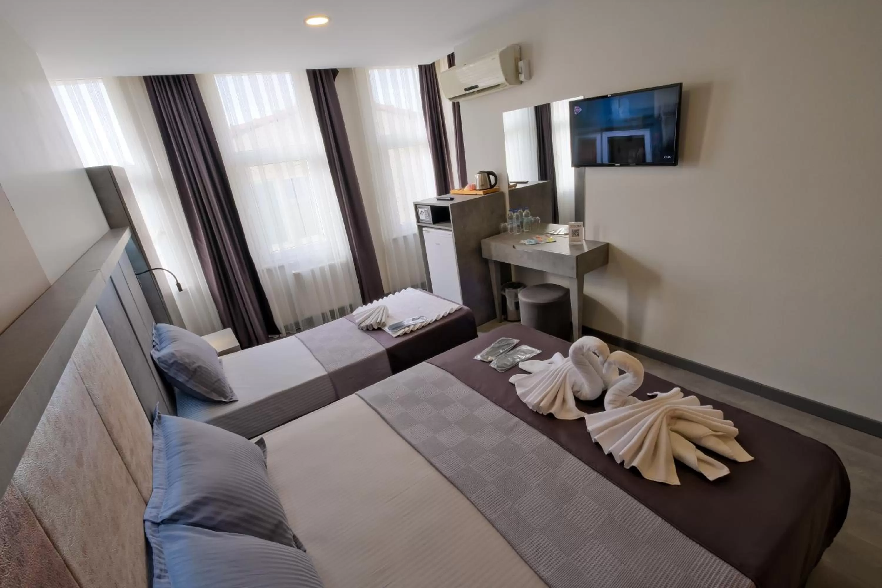 Photo of the whole room, Bed in The Queen Hotel