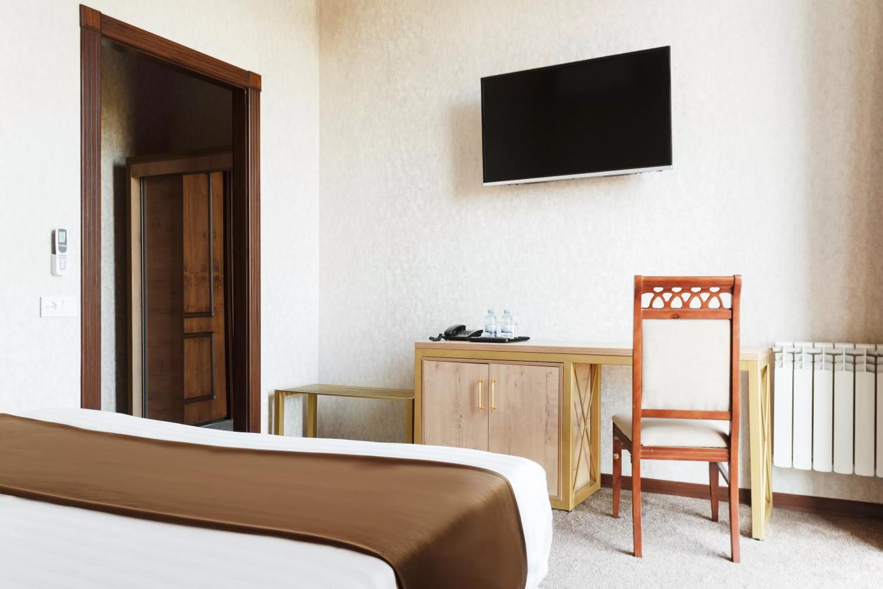 TV and multimedia, Bed in Western Suites Hotel