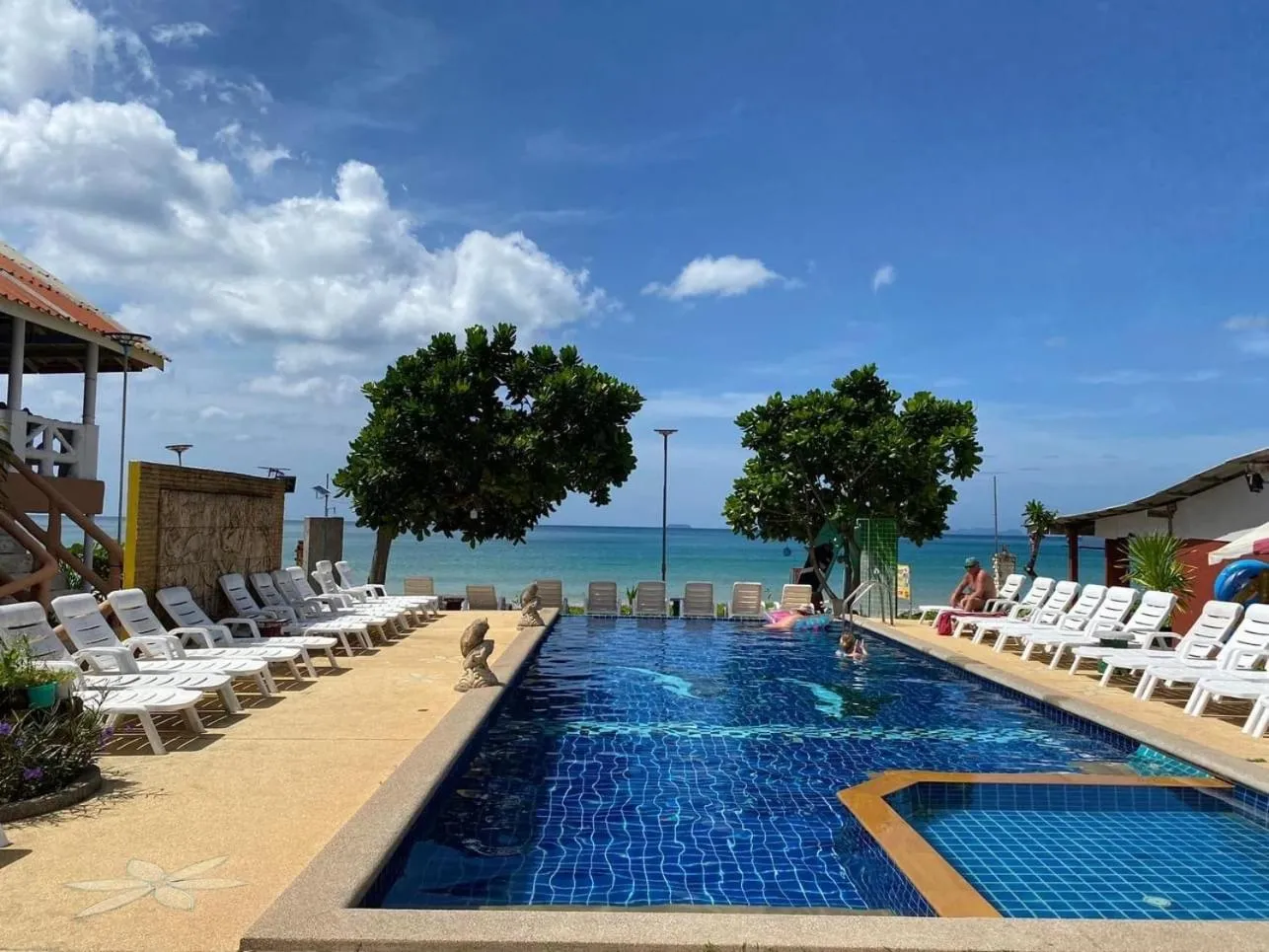 Swimming pool in Lanta Garden Home